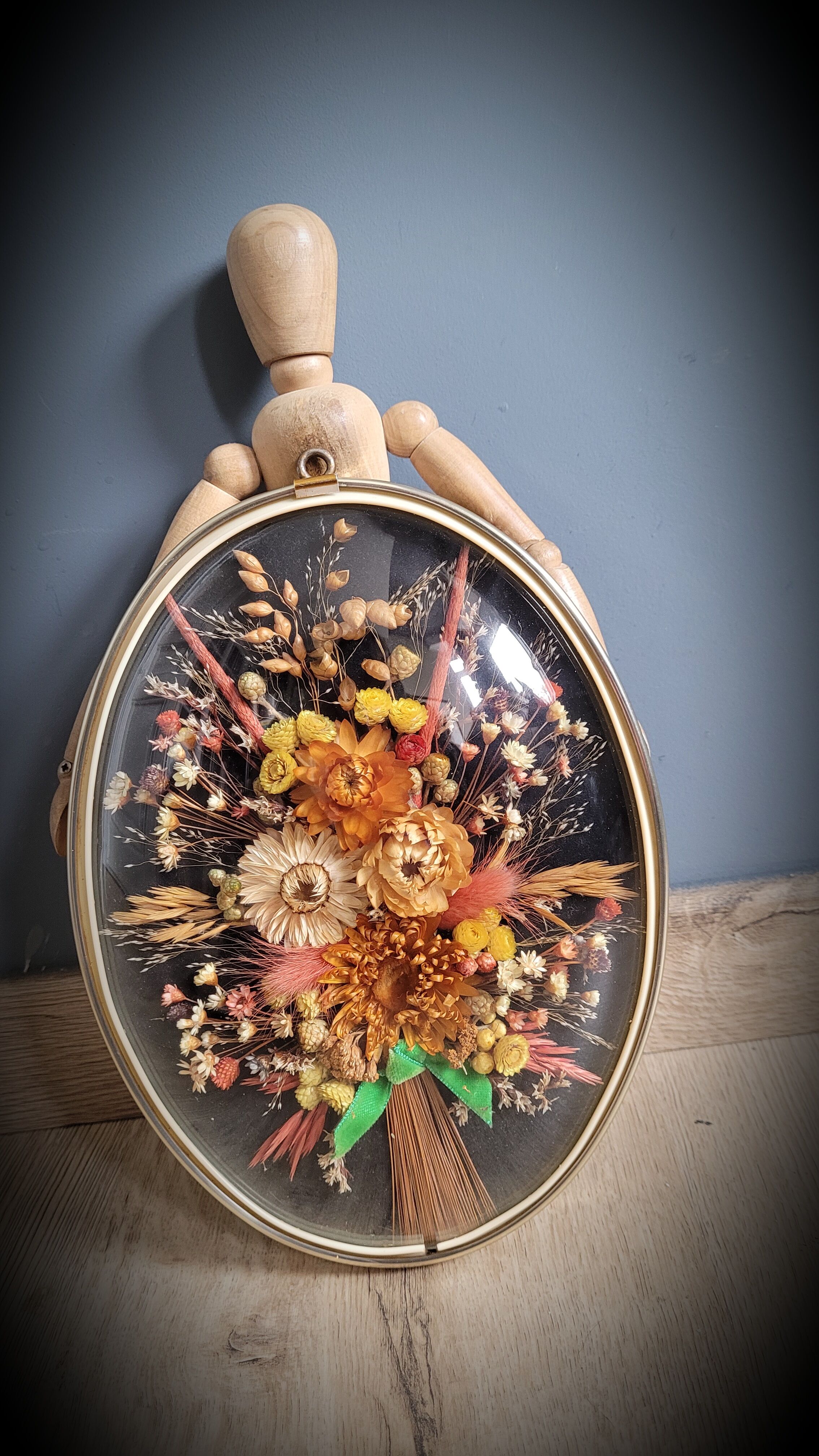 Curved glass flower frame