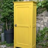 Armoire parisienne bonnetière ancienne jaune poudré.