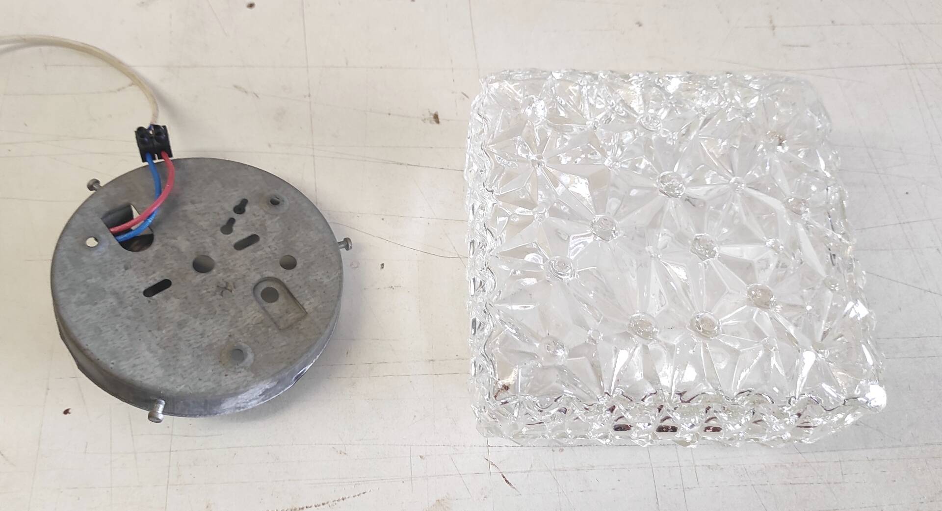 Ceiling light or wall light in moulded glass - mid 20th century.