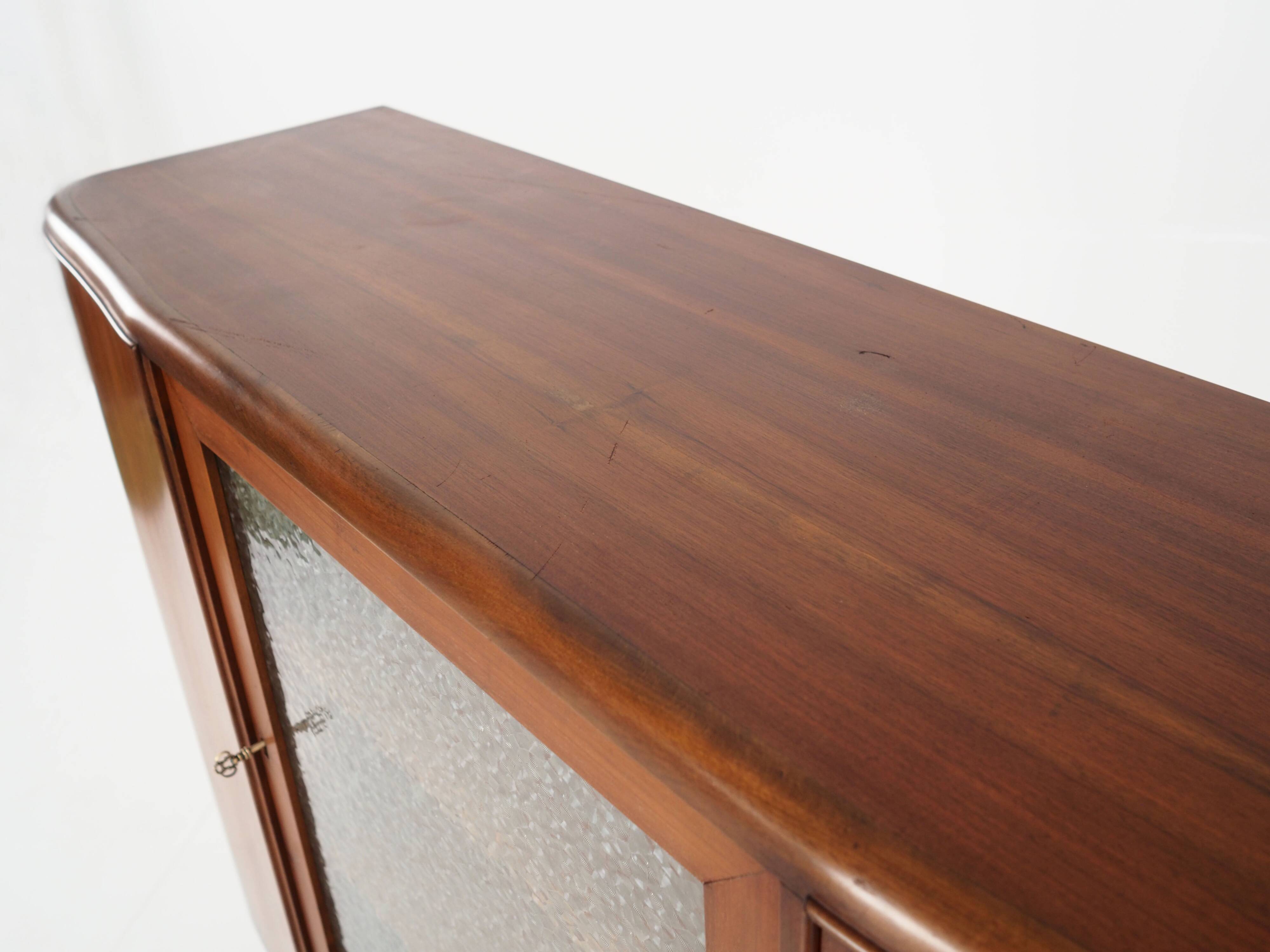 Buffet haut en noyer, design danois, années 1960, production : Danemark