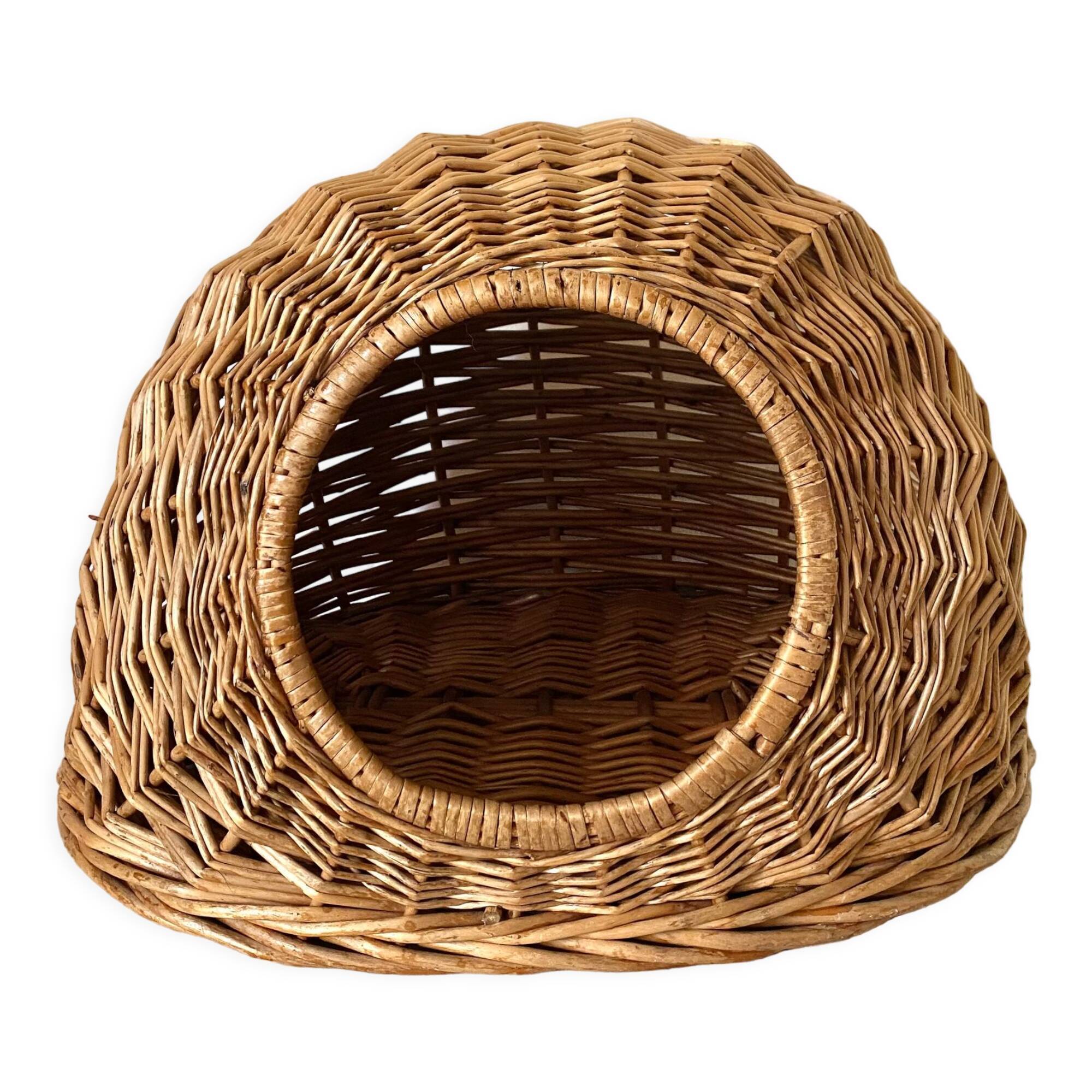 Basket for cat or dog in woven wicker