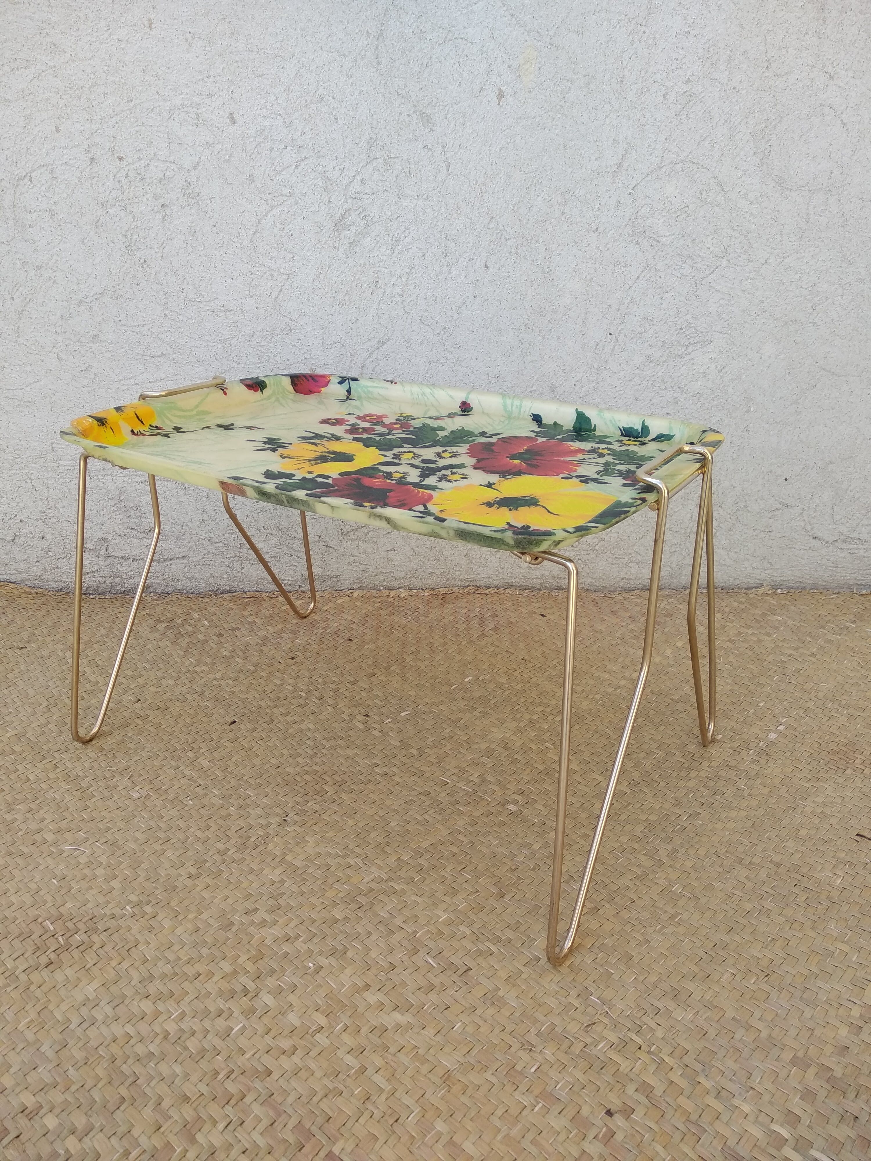 Plateau en fibre de verre et son support en métal doré Vintage Années 60
