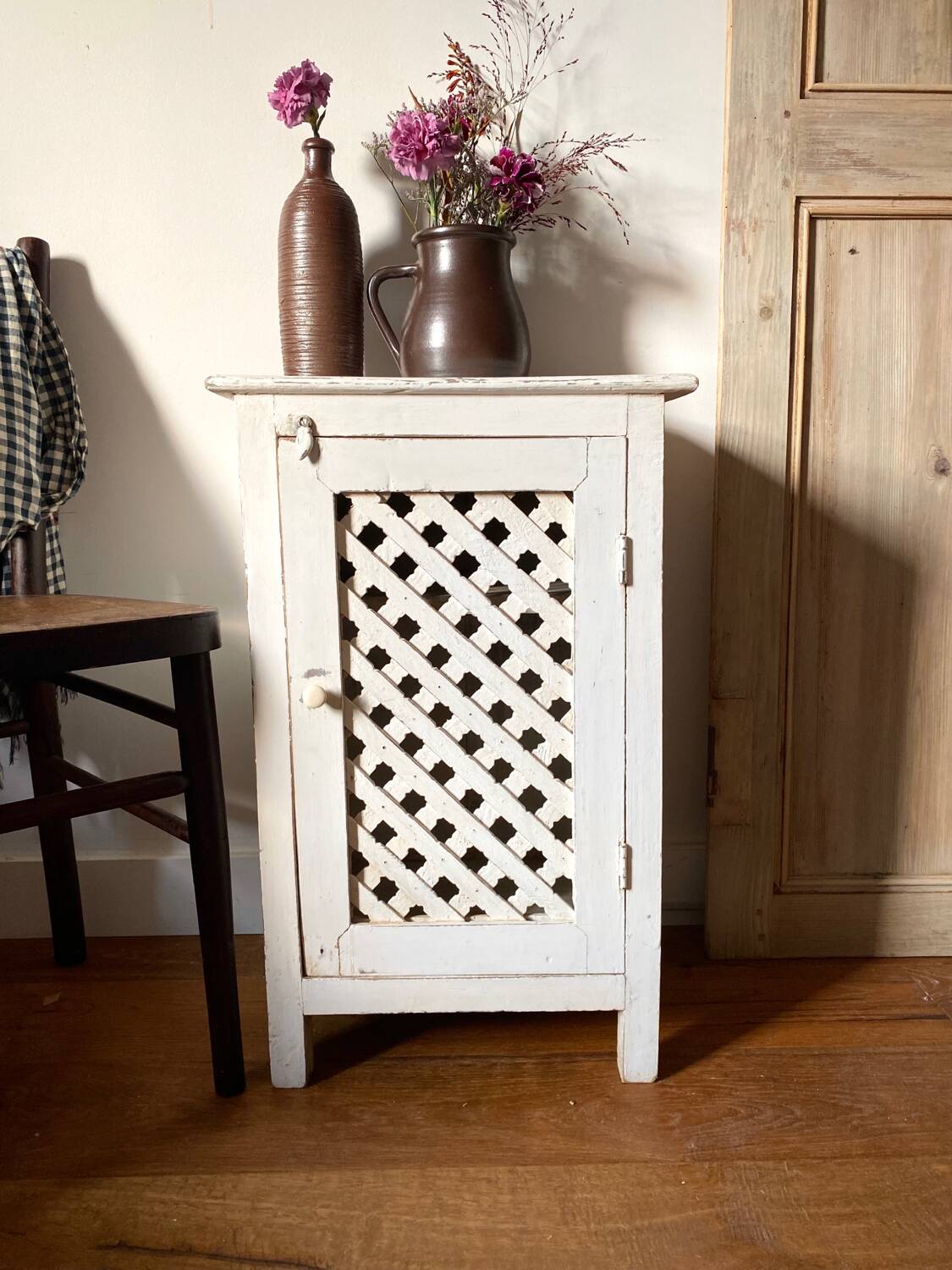 Jam jar with crossbars in old white patinated wood