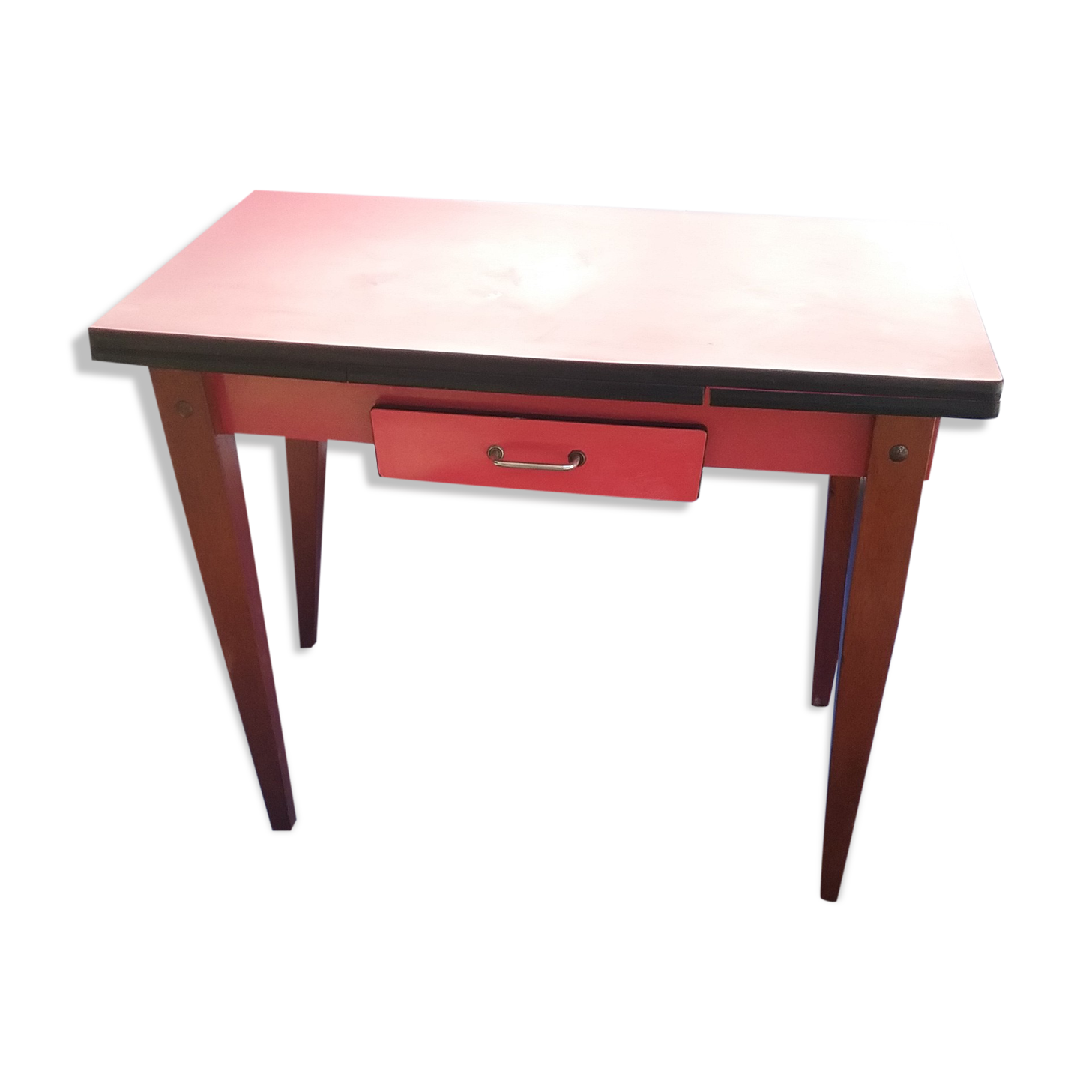 Table in red formica