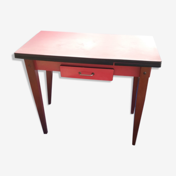 Table in red formica