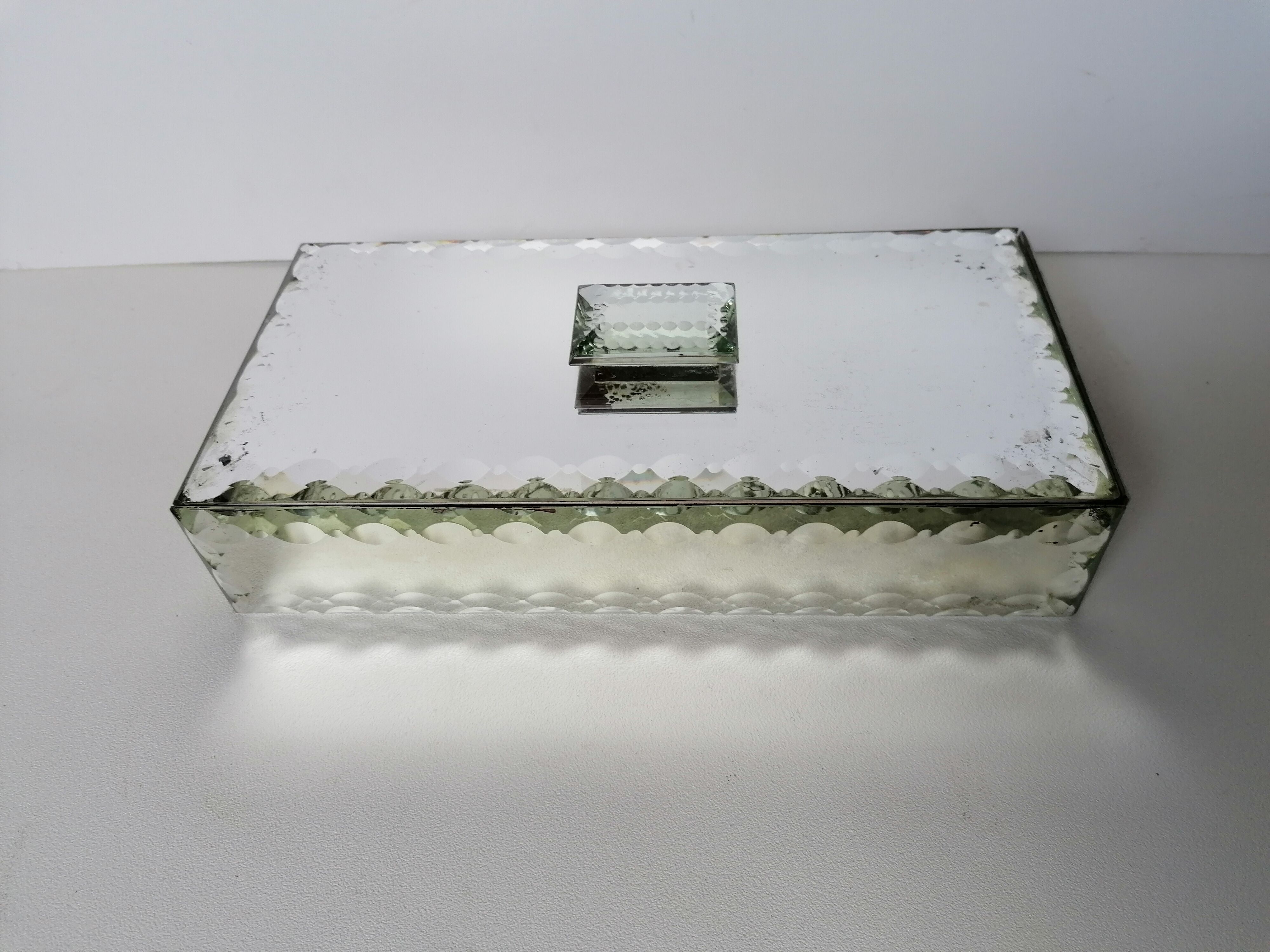 Bevelled mirror box