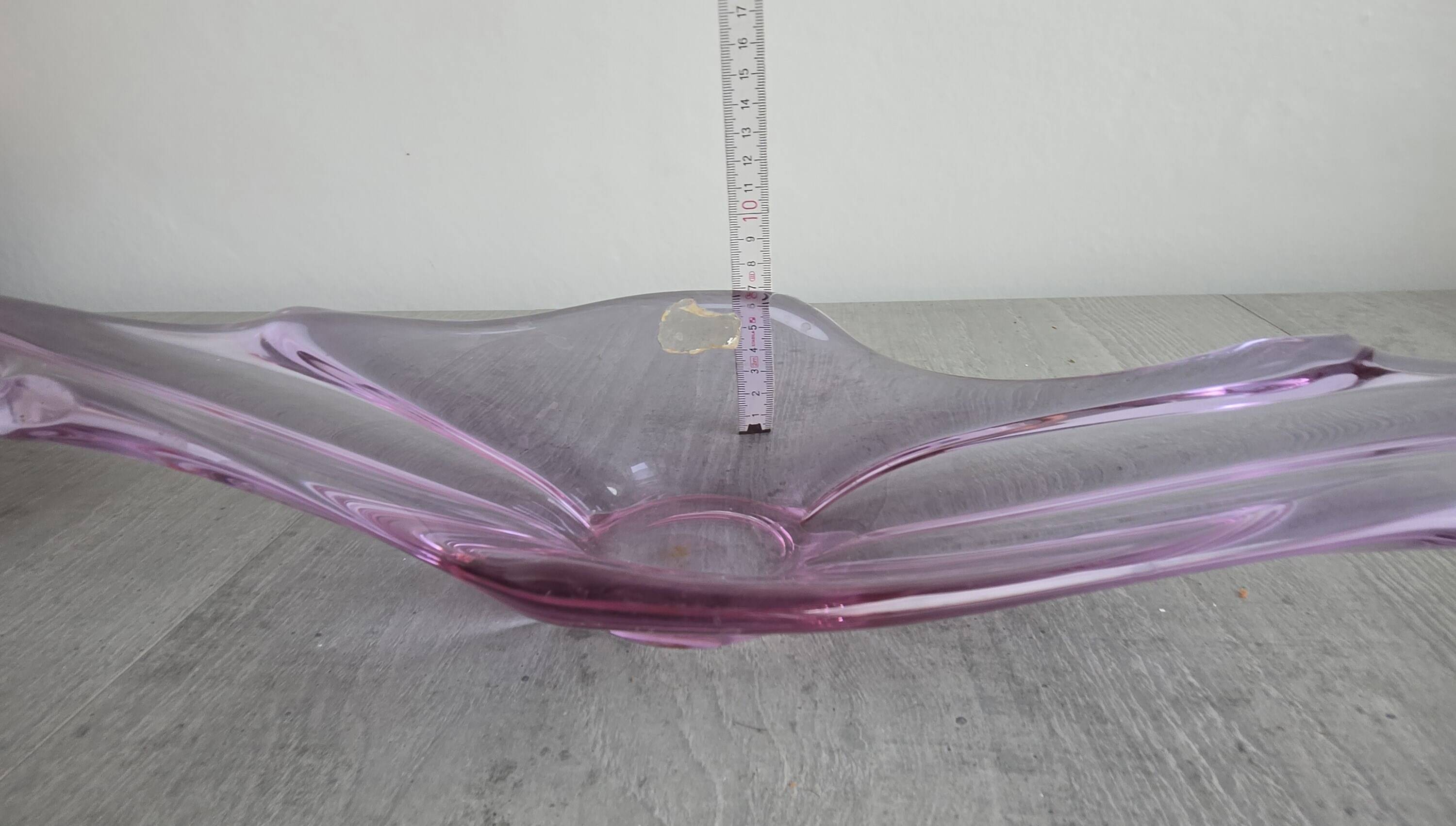The centrepiece is a vintage creation in crystal from Val Saint Lambert.
