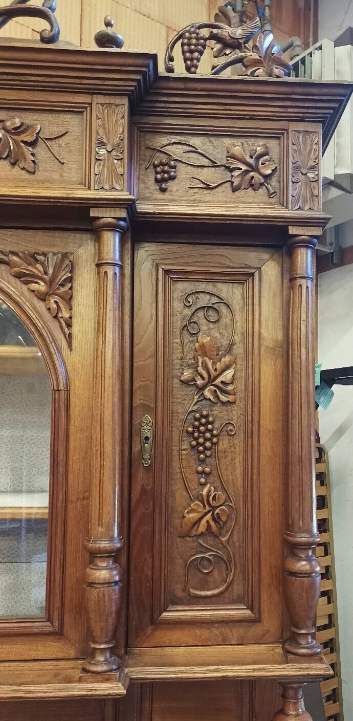 Art Nouveau buffet in carved oak with grapevine cluster decoration.