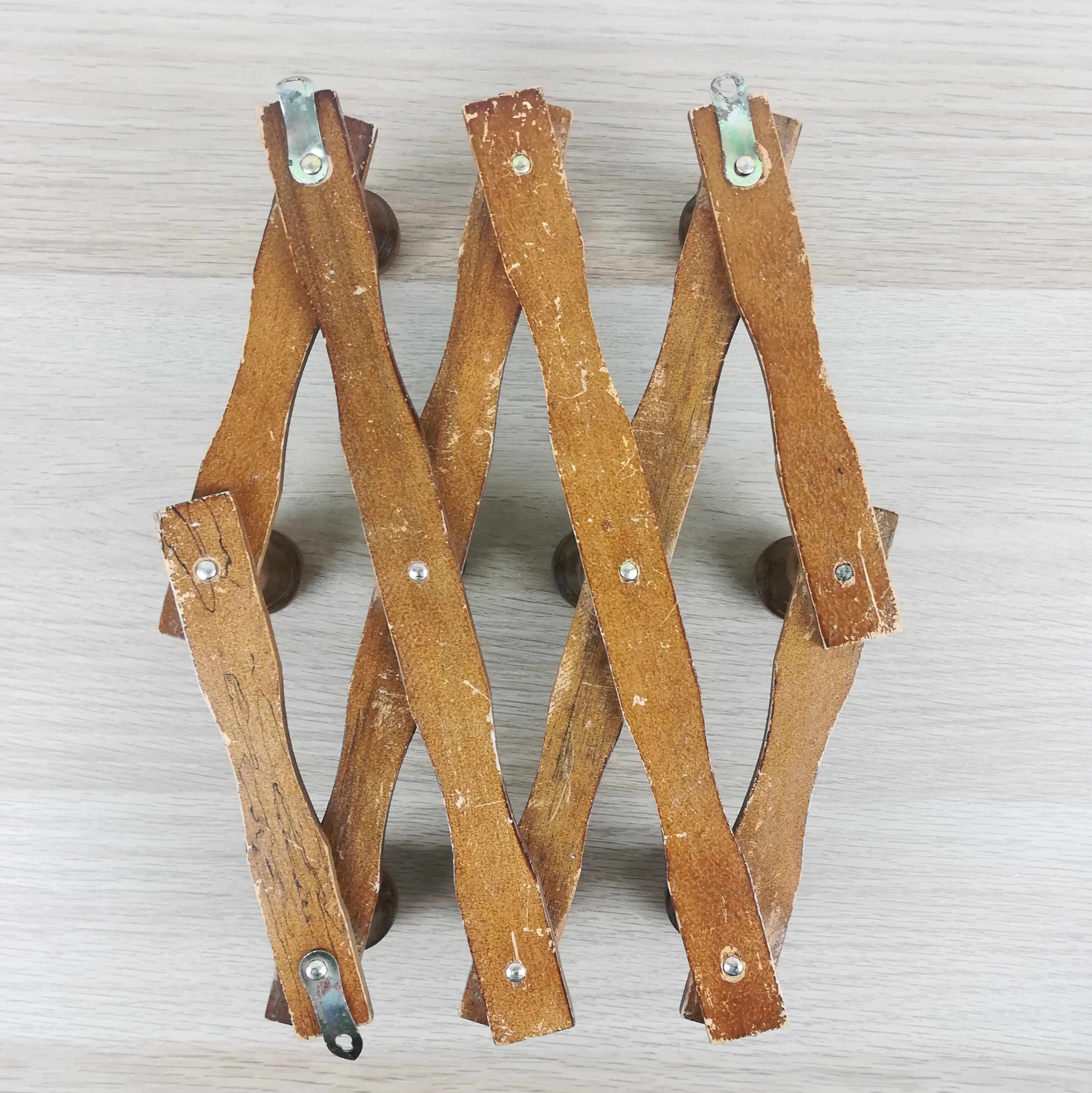 Extendable wall coat rack