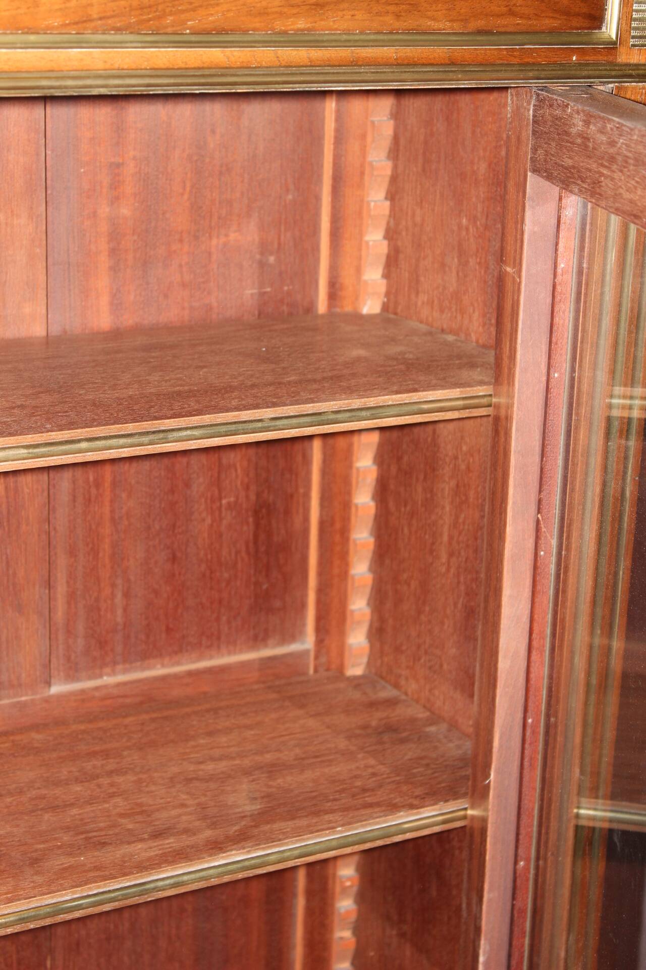 Vitrine de style Louis XVI en noyer XIX