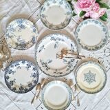 Assiettes à dessert anciennes en terre de ferré accompagnées d'un plat