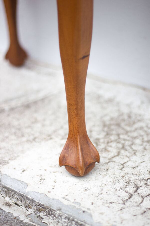 Table guéridon bois sculpté fait à la main, table basse moulurée vintage, table pieds griffe