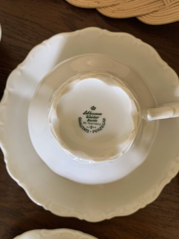 Lot de 11 tasses et 12 soucoupes en porcelaine Seltmann Weiden