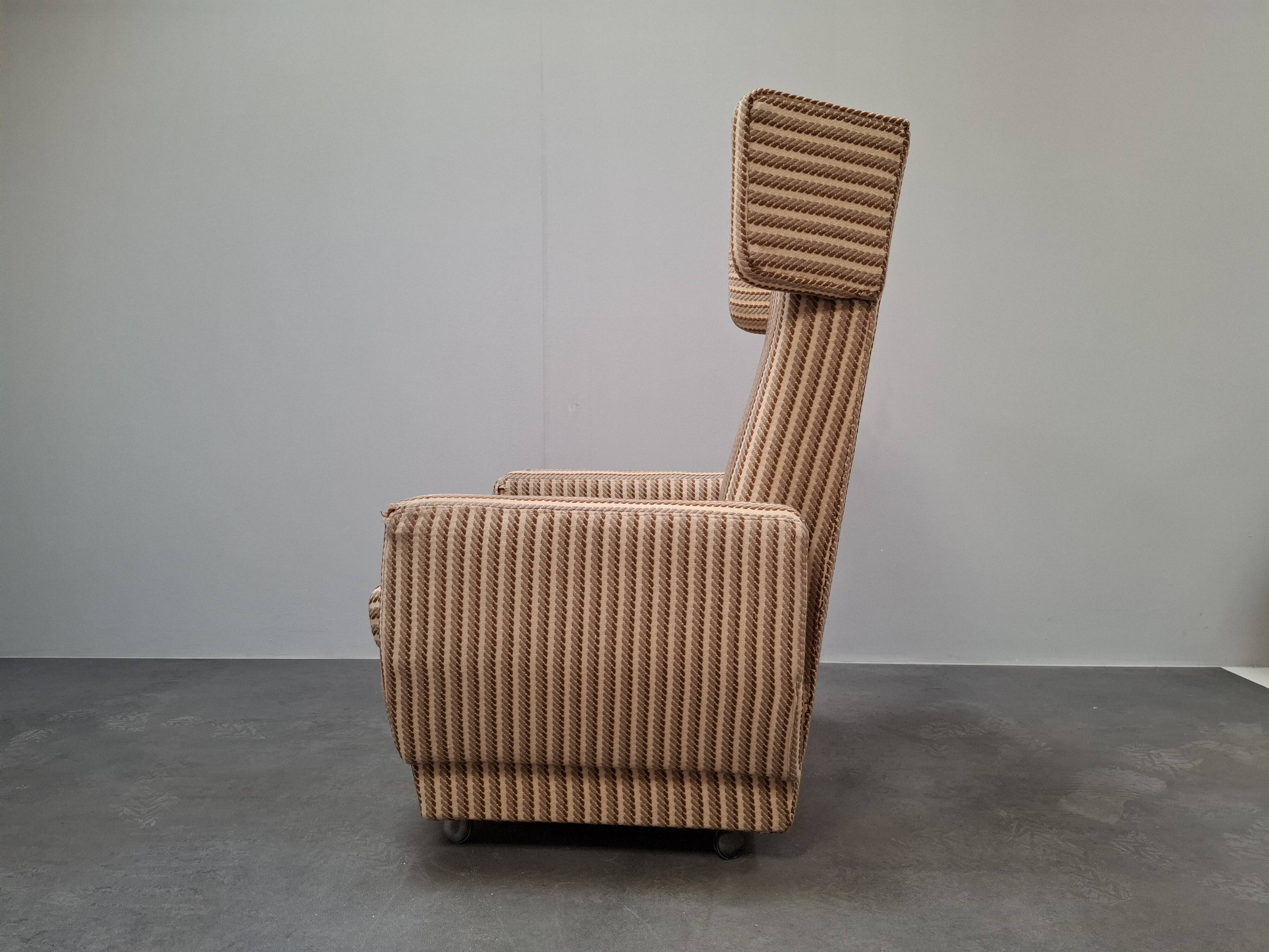 Fauteuil à oreilles de style mid-century moderne