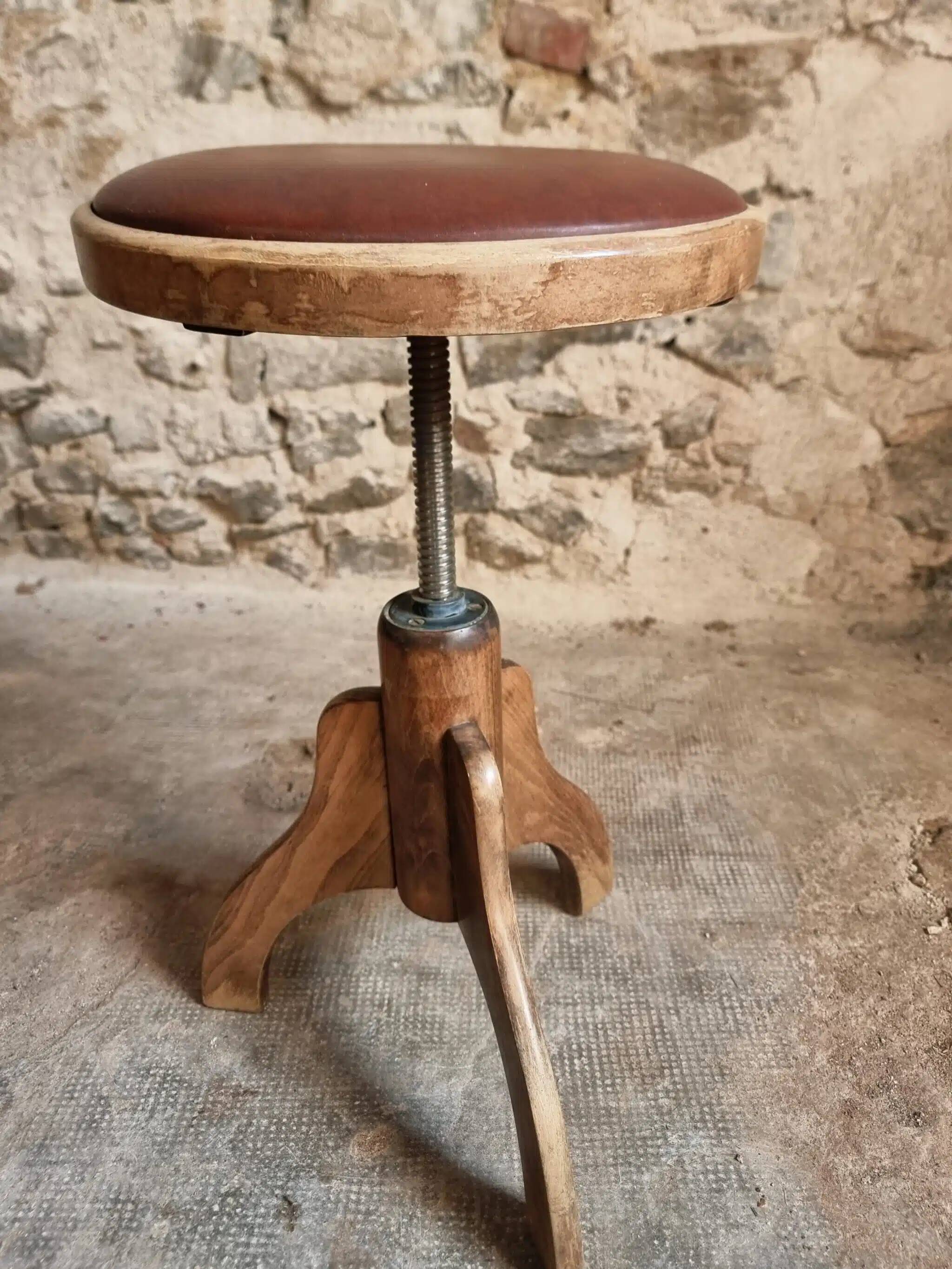 Tabouret français vintage en bois réglable, assise en skaï, années 1960