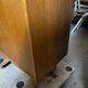 Bibliothèque en bois clair pieds compas