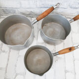 Lot de 3 casseroles antiques en aluminium , manche bois , années 40
