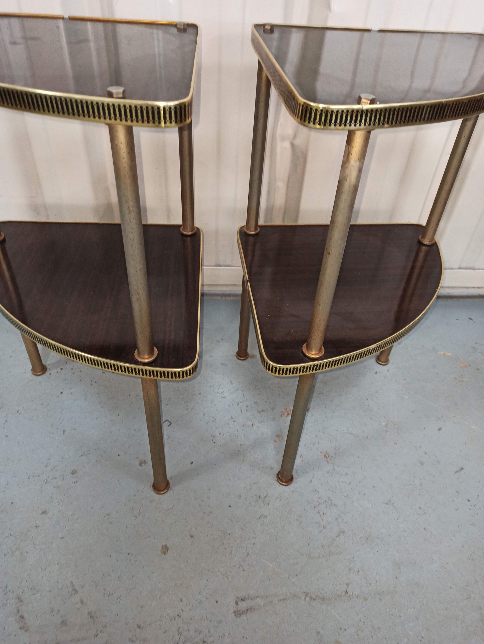 Pairs of corner shelves notches gilded formica brown 60s