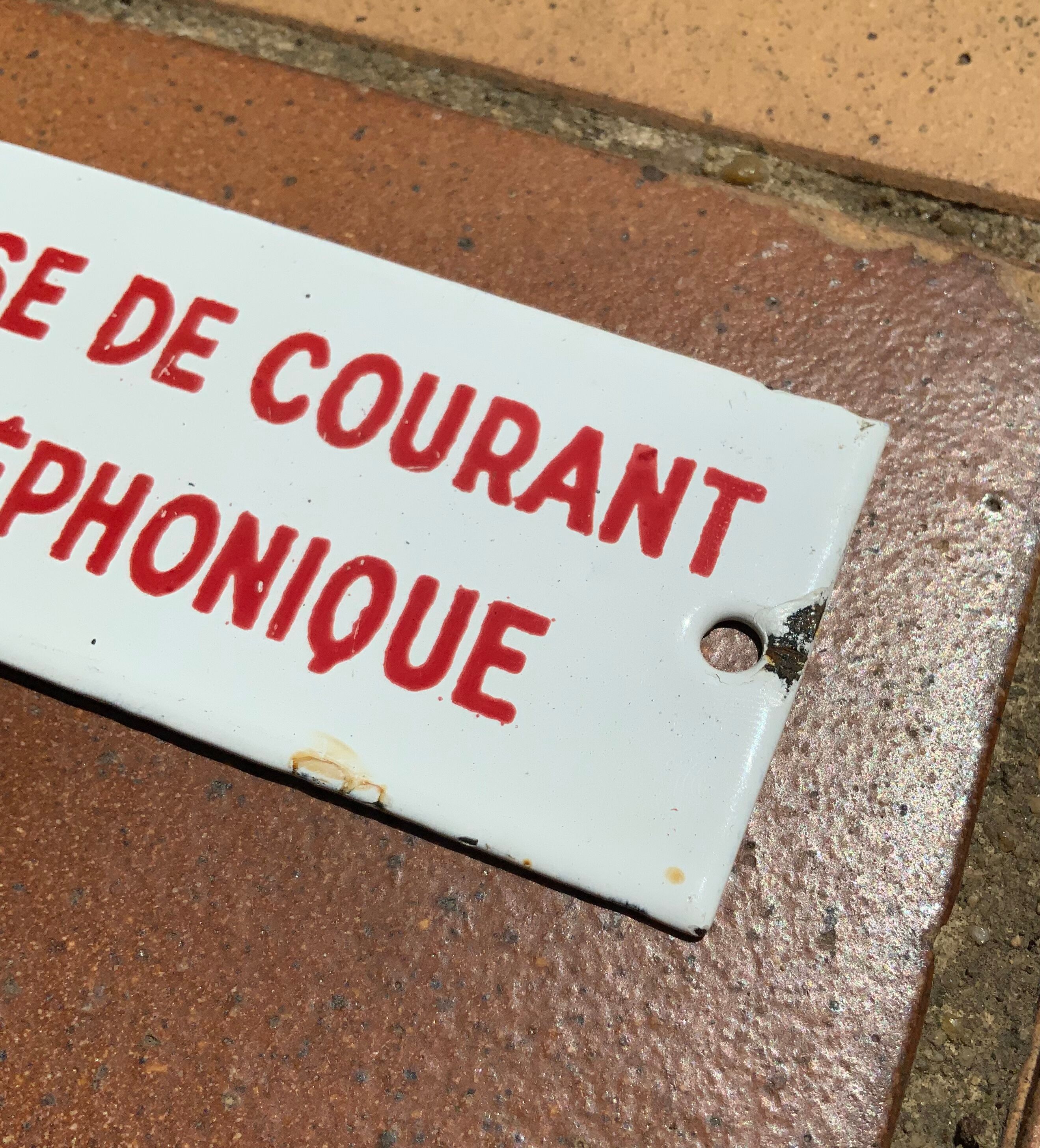 Plate old enamelled sheet metal plug white and red small format