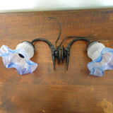 Wall sconces with opalines in the shape of corollas and black metal support