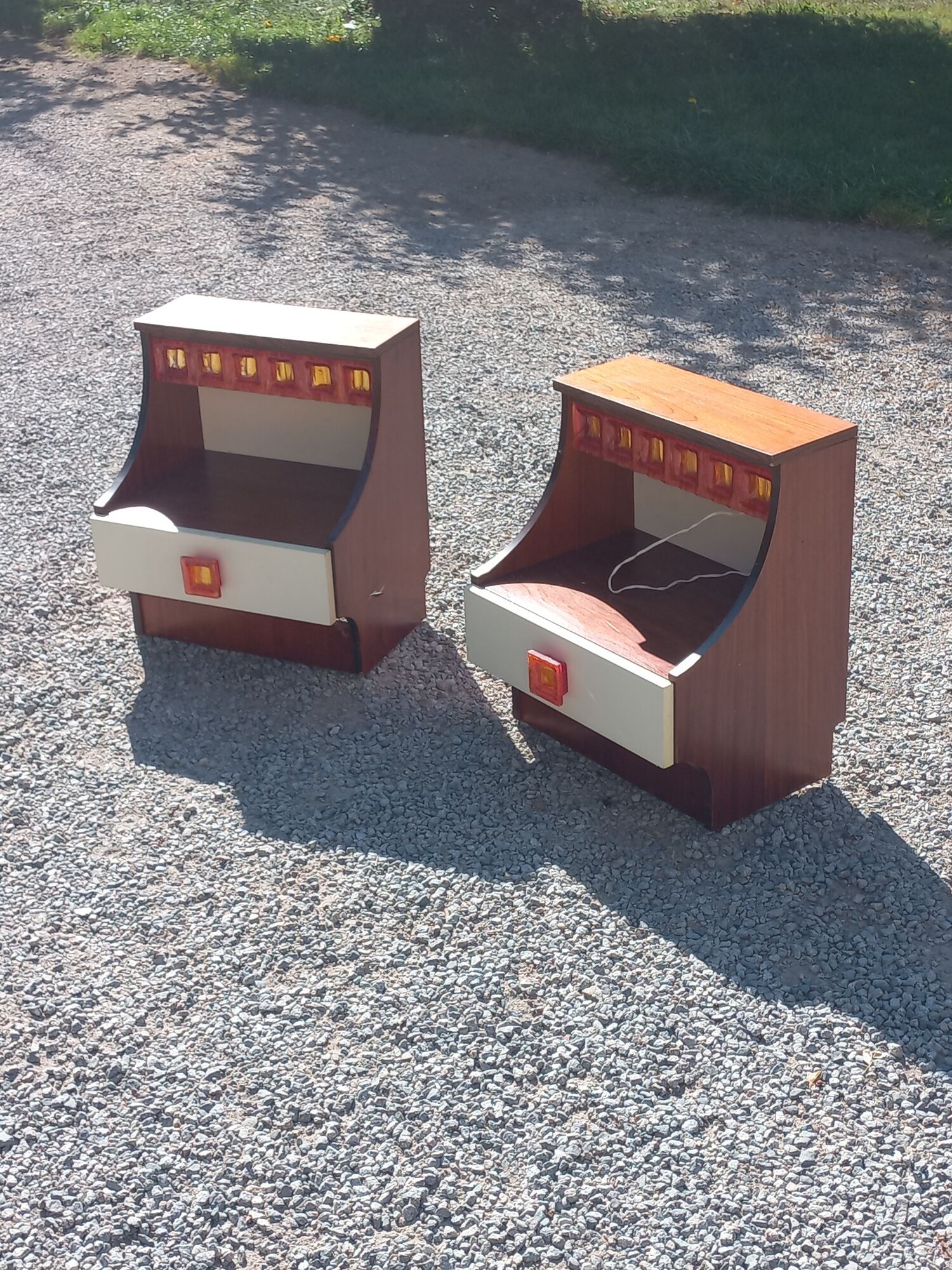 Pair of design bedside tables in orange resin rosewood with white melamine from the 70s