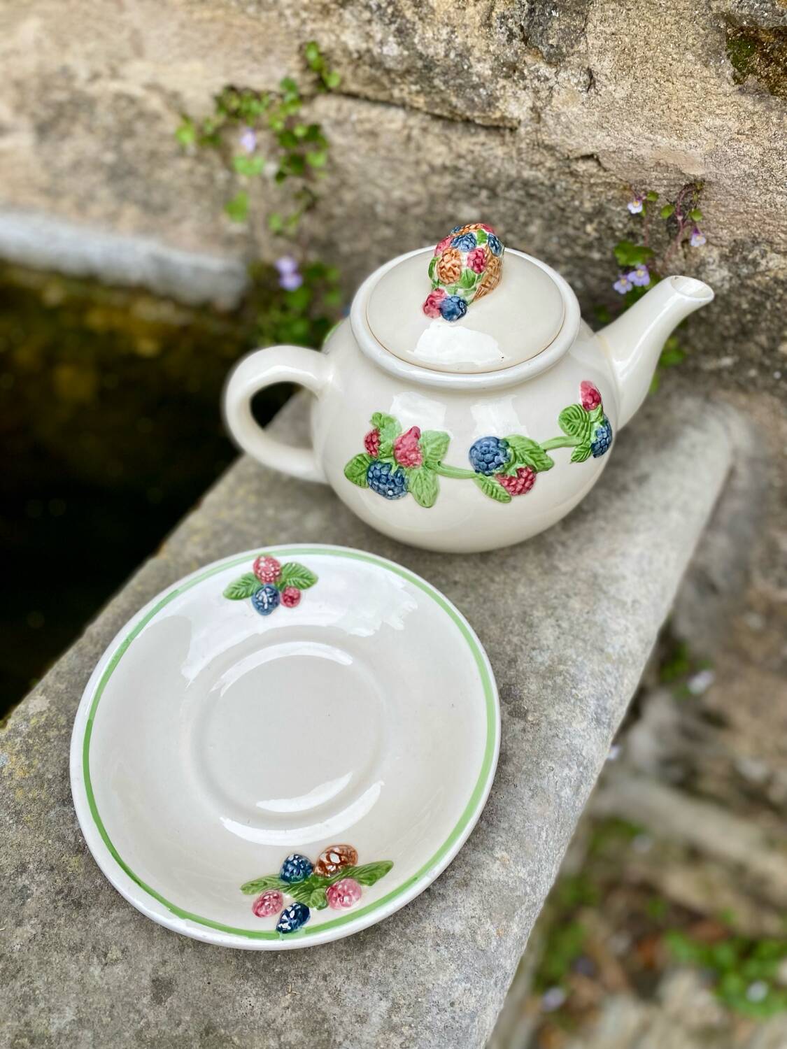 Teapot with fruity decoration