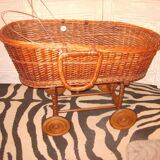 Cradle in rattan on wheels