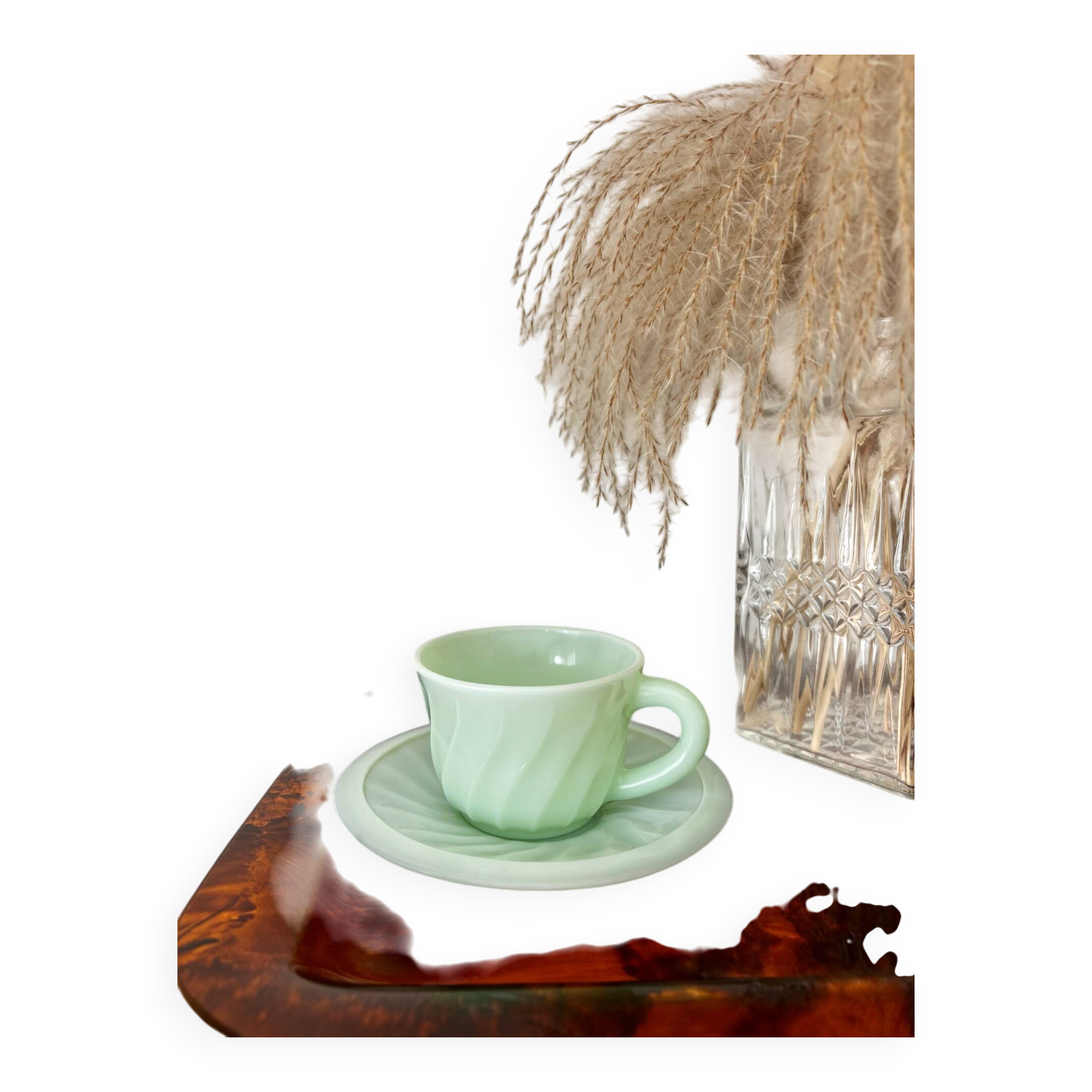 Ancienne tasse et sa soucoupe en opaline vert menthe