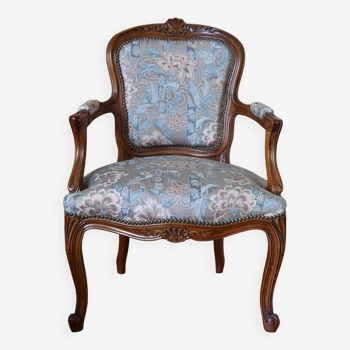 Stylish armchair in solid wood and padded fabric.