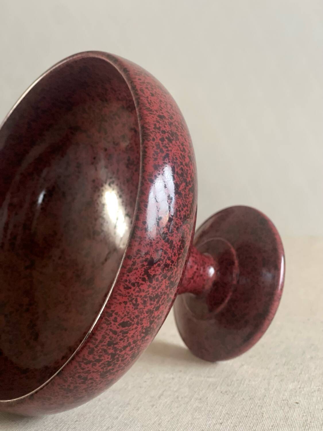 Candlesticks and bowl in speckled ceramic.