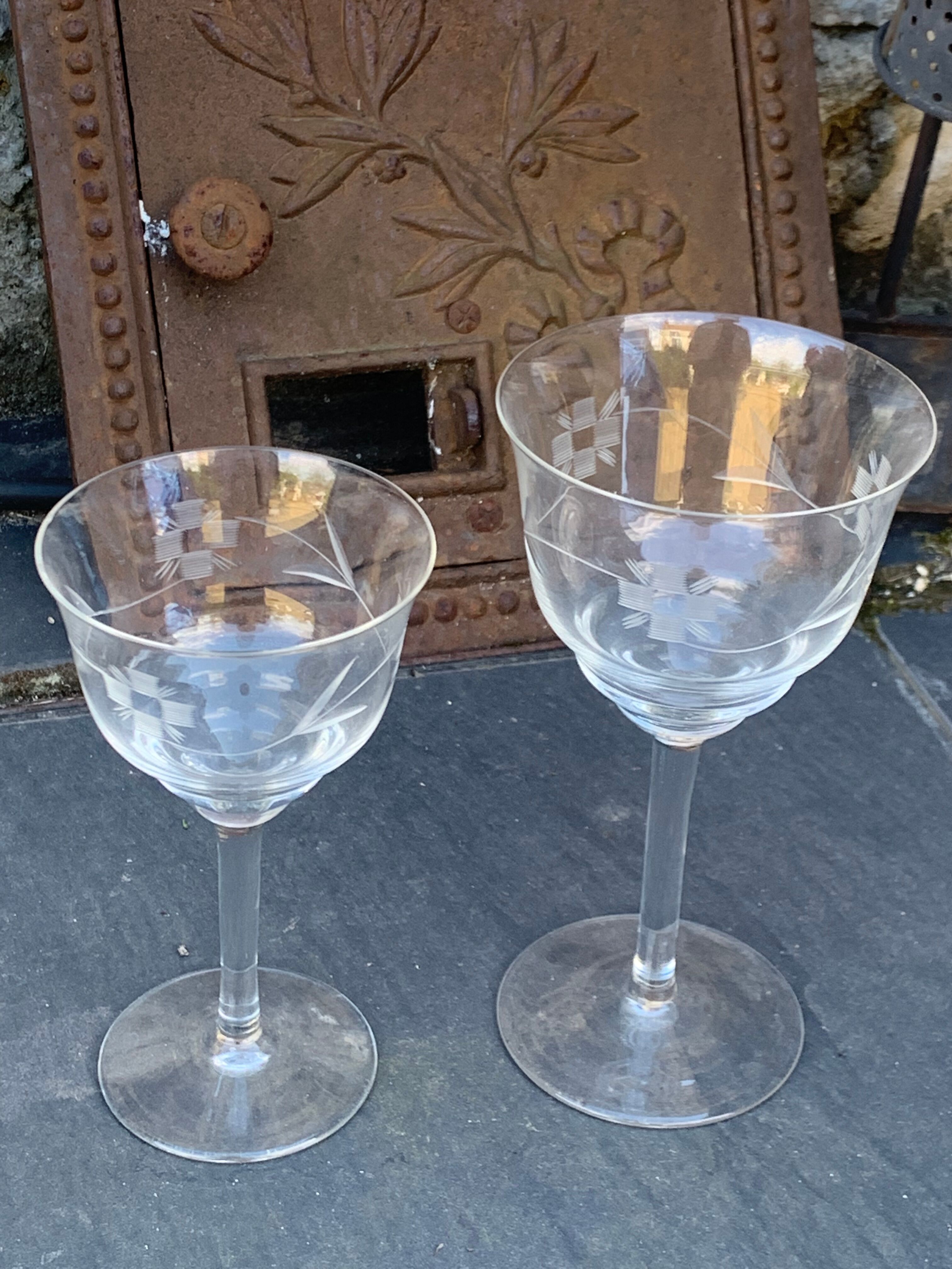4 art deco wine glasses, chiseled floral pattern, glass and crystal