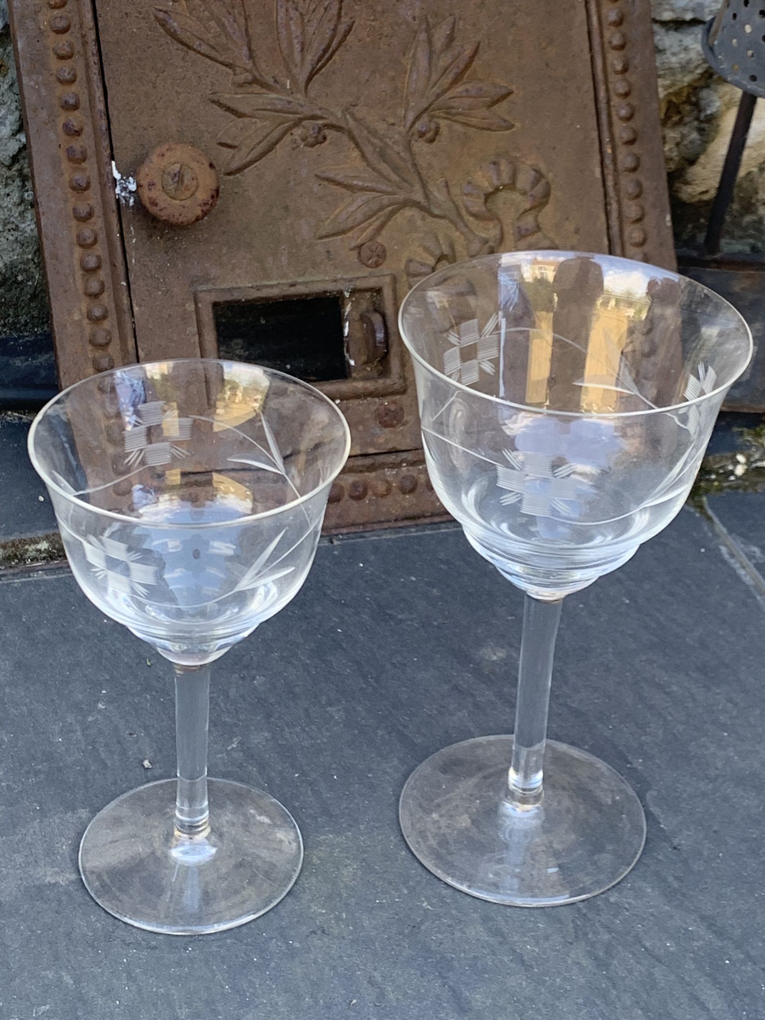 4 verres à vin art déco, motif floral ciselé, verre et cristal