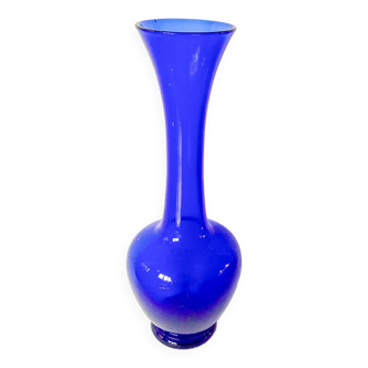 Superbe vase en verre bleu design années 60-70. En excellent état. Envoi rapide et soigné. Possibili