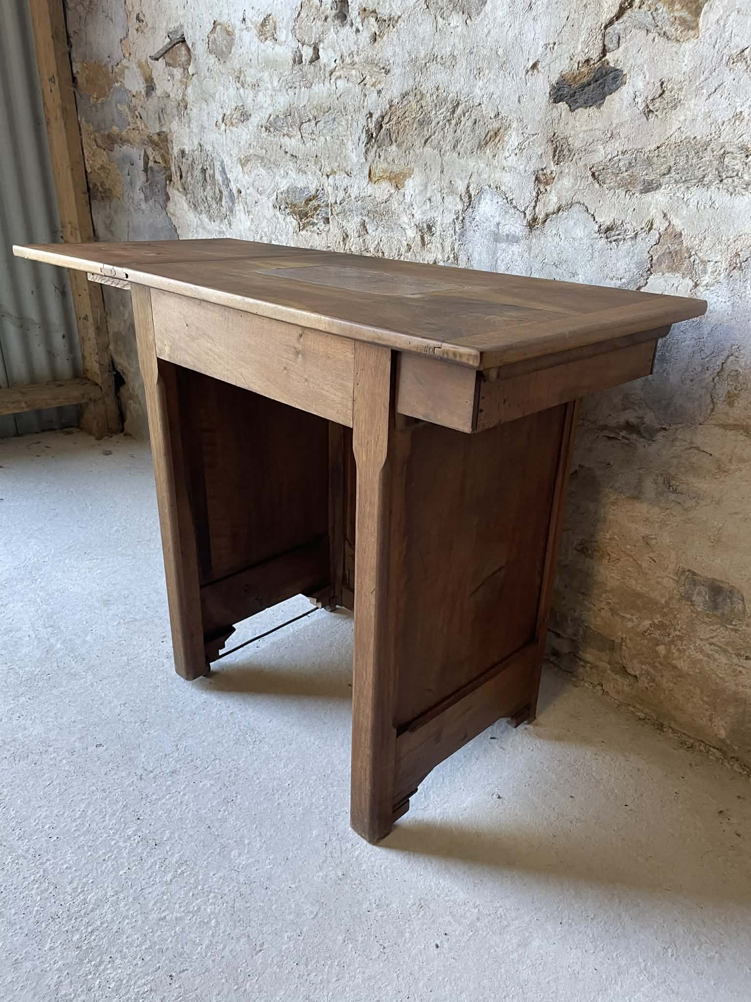 Petite table ancienne en noyer avec rallonge – bureau / desserte