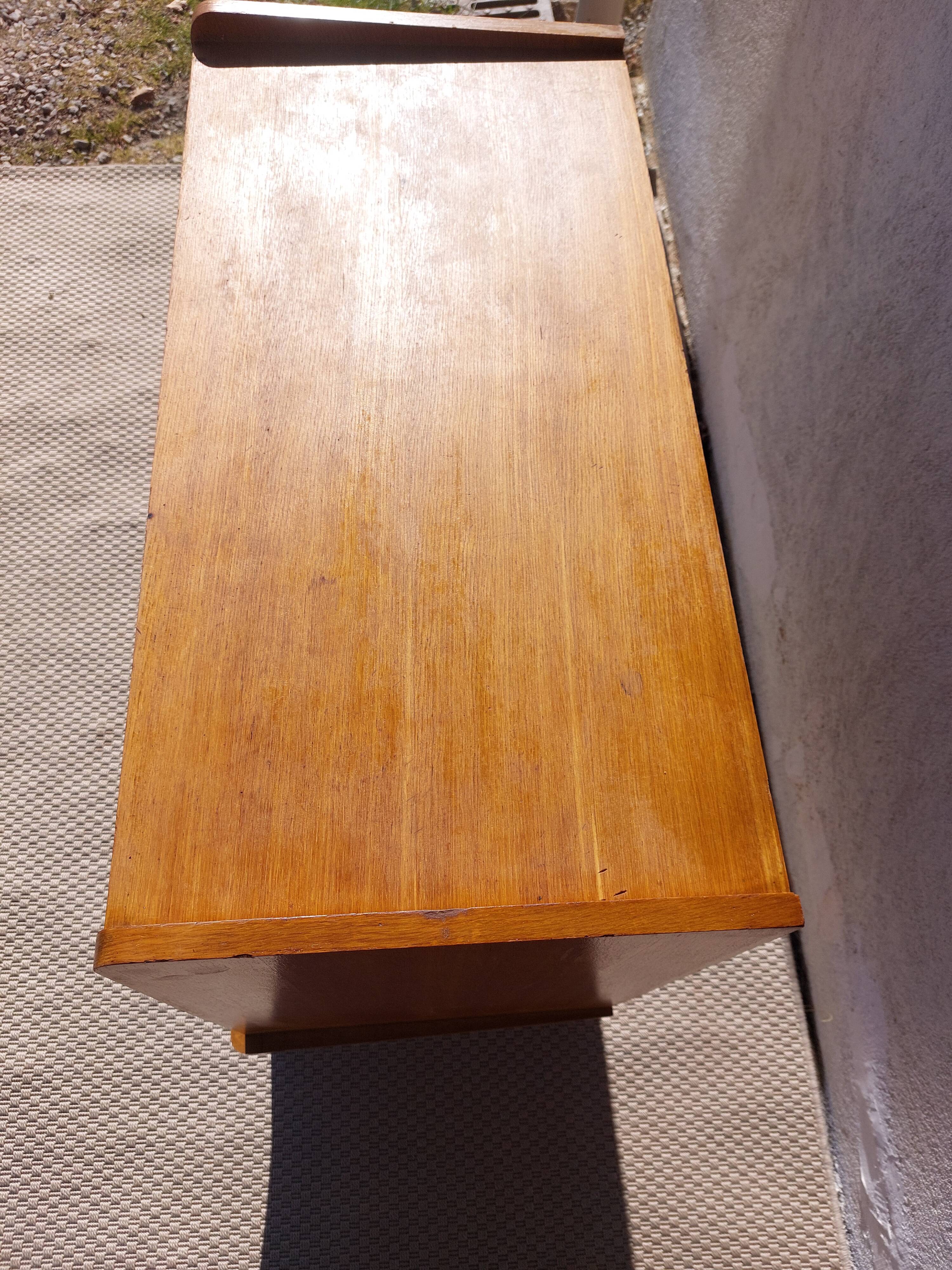 commode vintage aux pieds compas