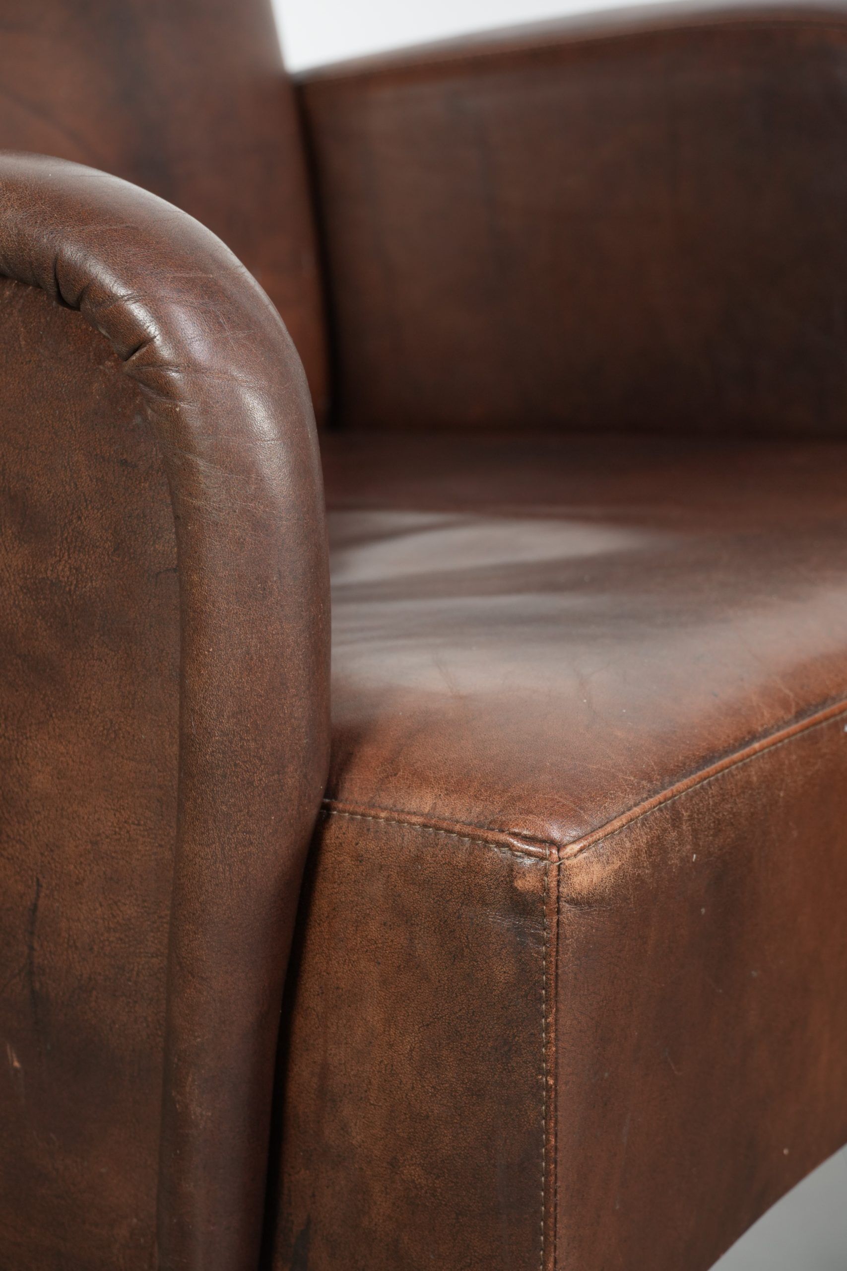 Set of 4 nicely finished dining chairs/side chairs with armrests made of cowhide leather