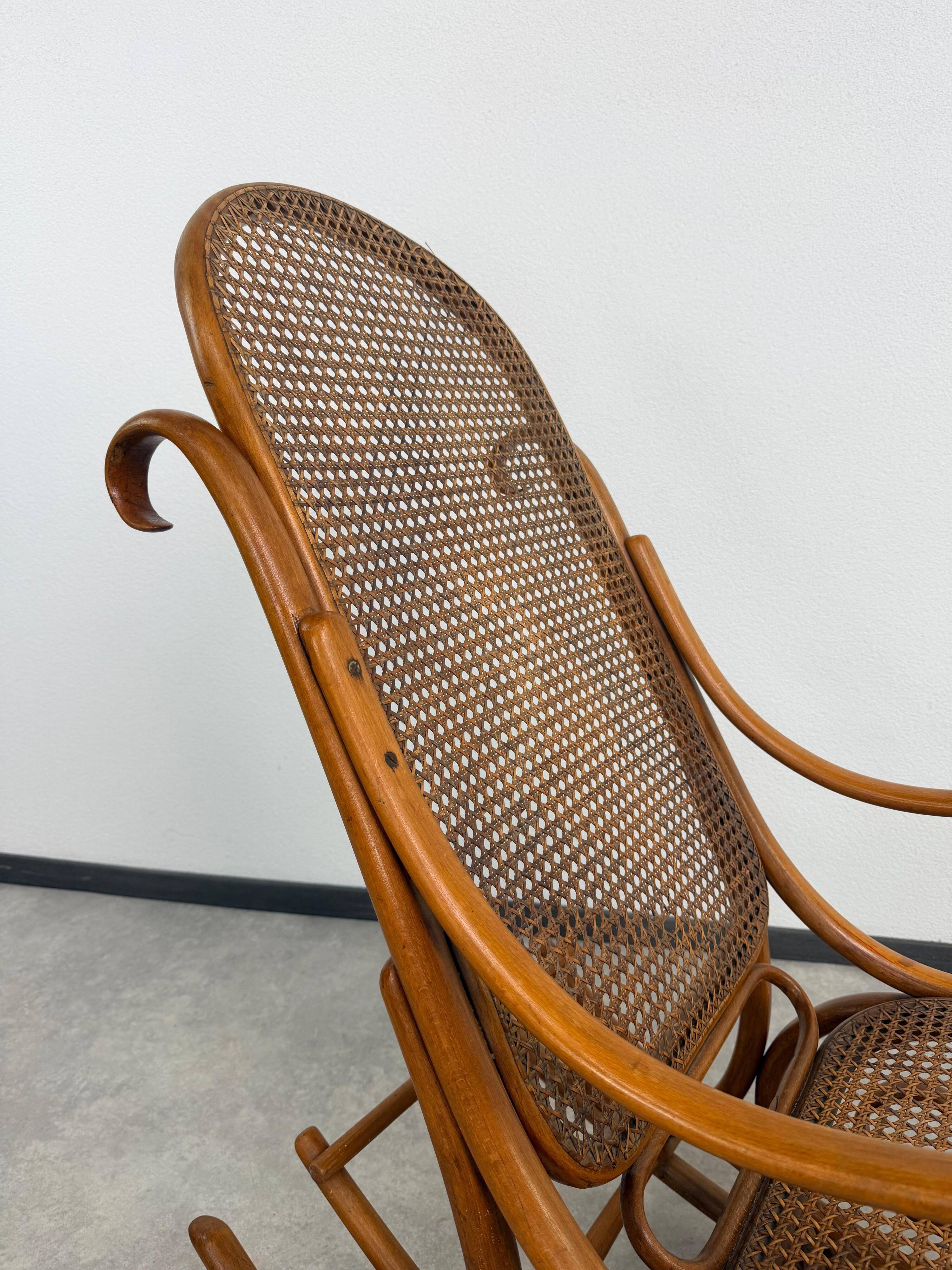 Grand fauteuil à bascule Thonet no.7021B