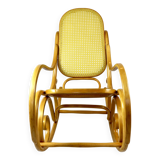 Chaise à bascule vintage en bois naturel attribuée à Michael Thonet