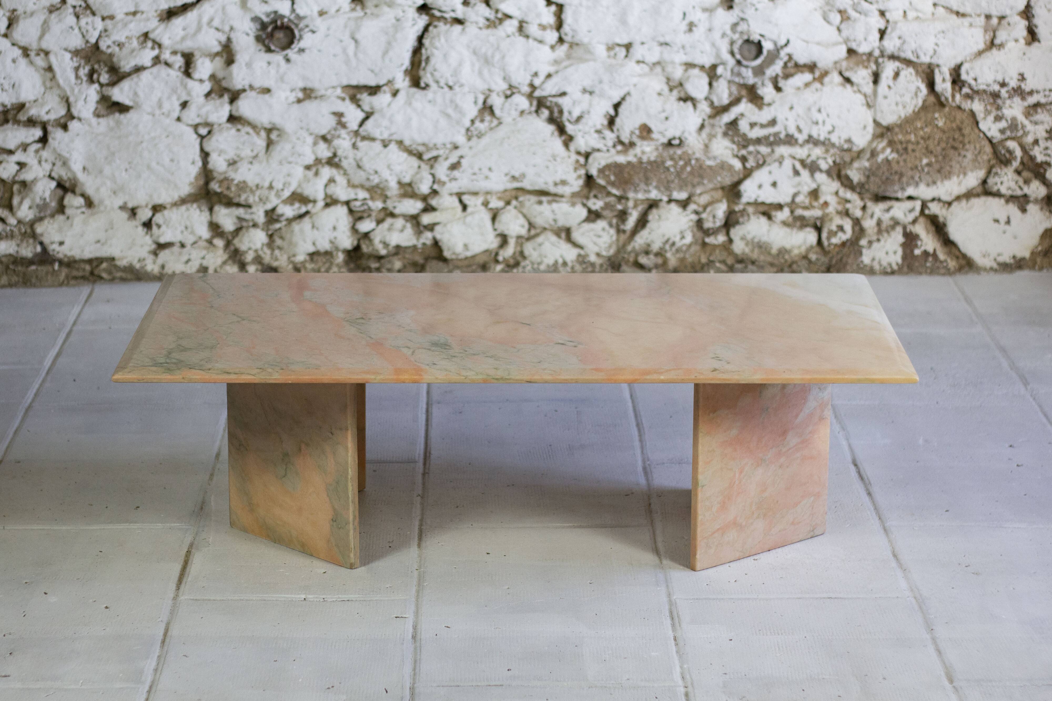 Table basse en marbre rose, 1970