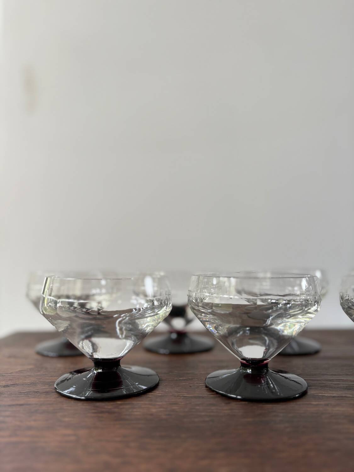 Lot de 8 coupes à champagne Art déco années 30-40 Pieds coloris grenat Verr
