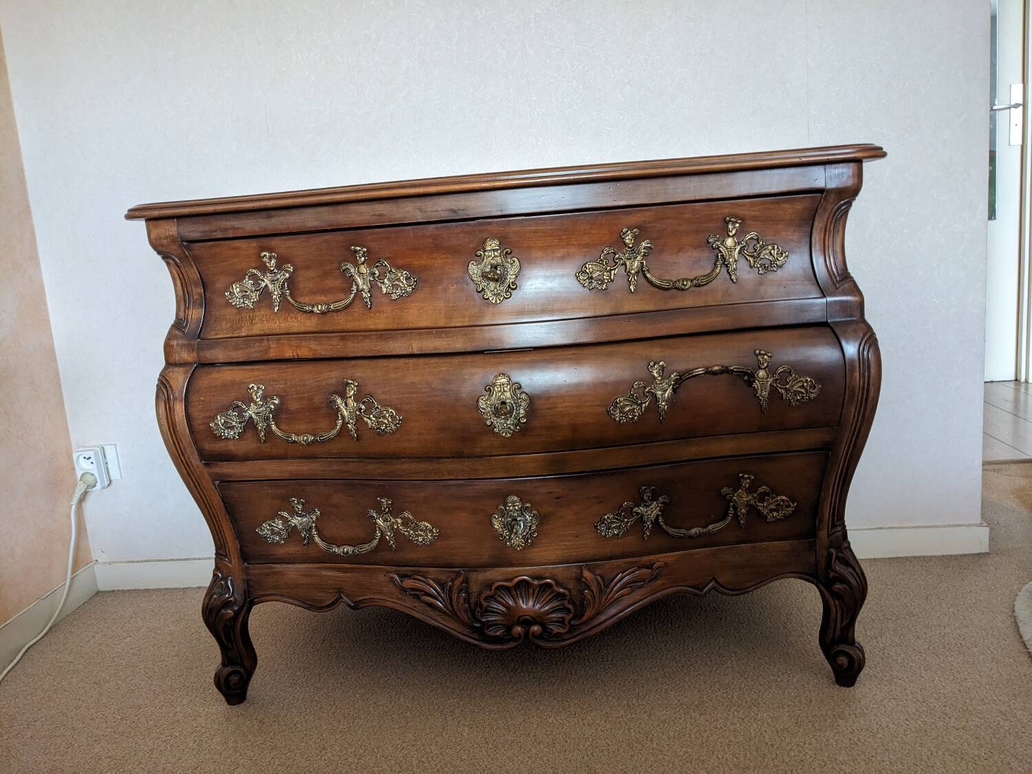 Curved chest of drawers