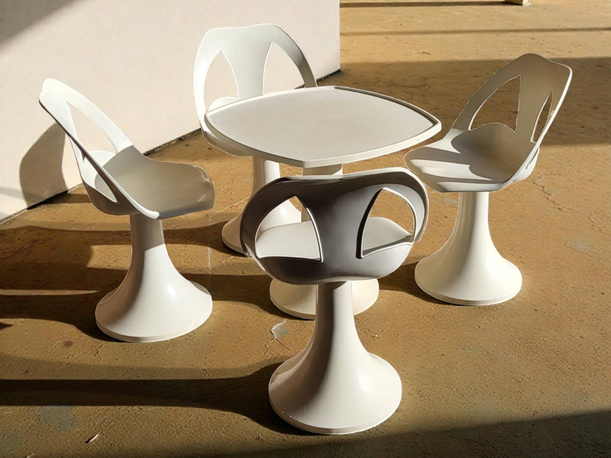 4 chairs and 1 Space Age table from the 1960s.