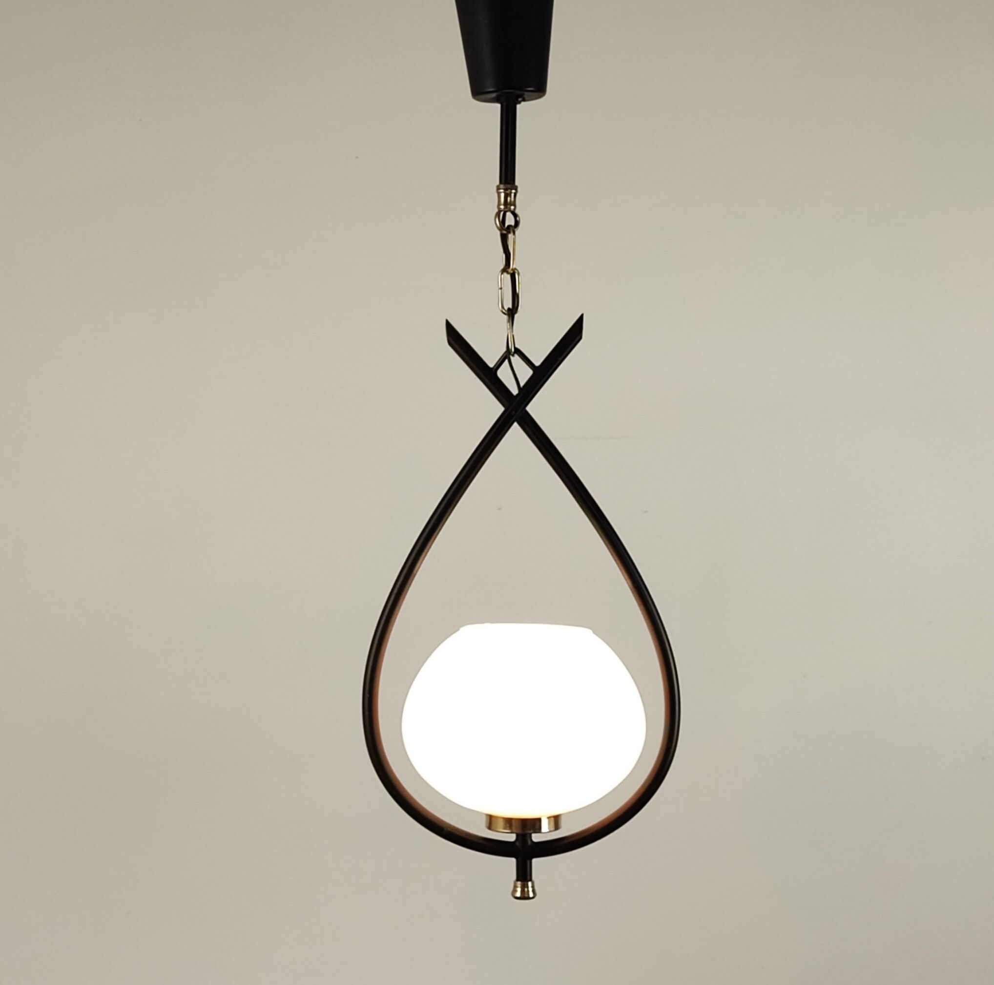Metal and opaline suspension