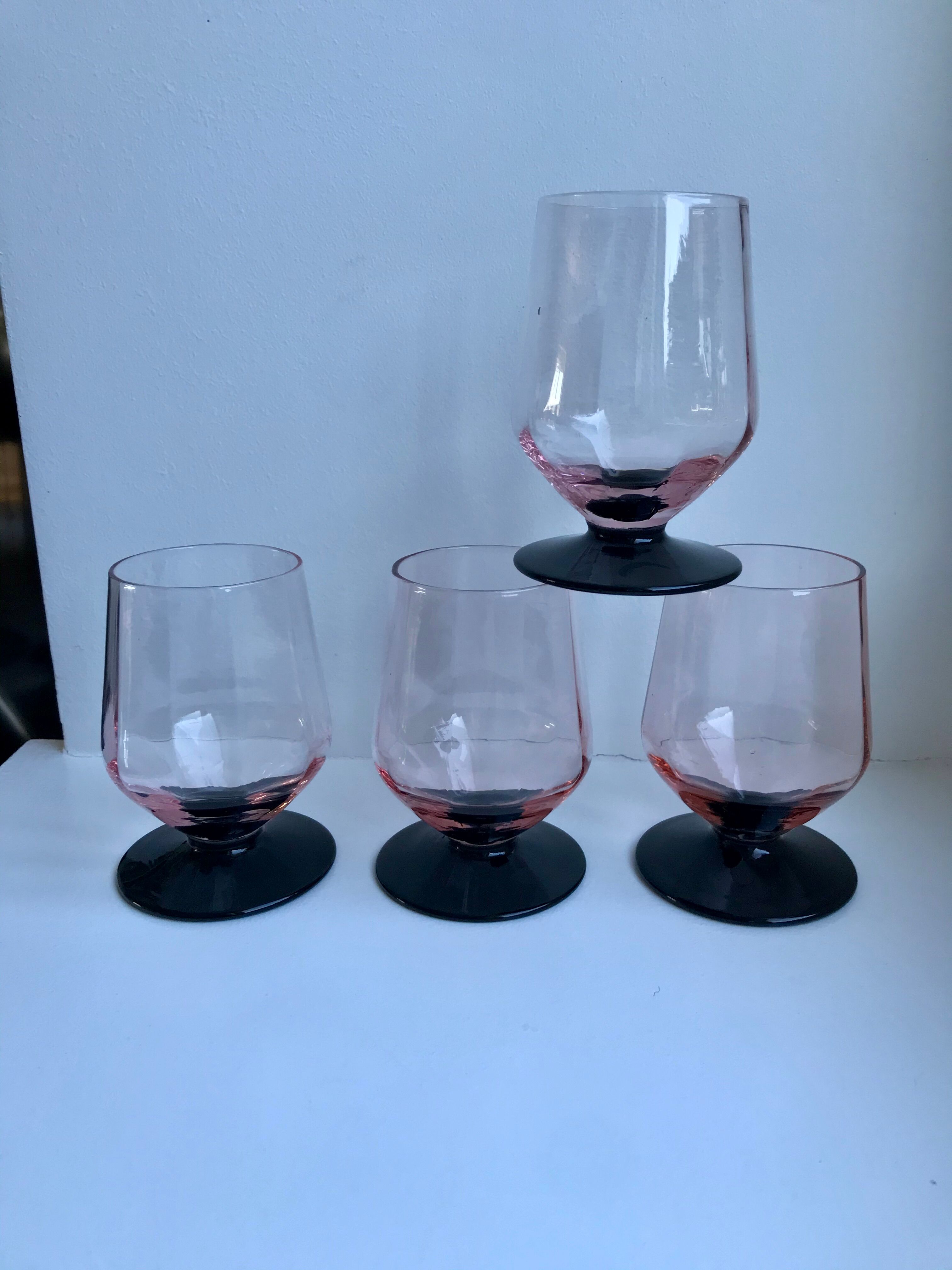 Set of 4 glasses with pink feet and black feet Art Deco 30s