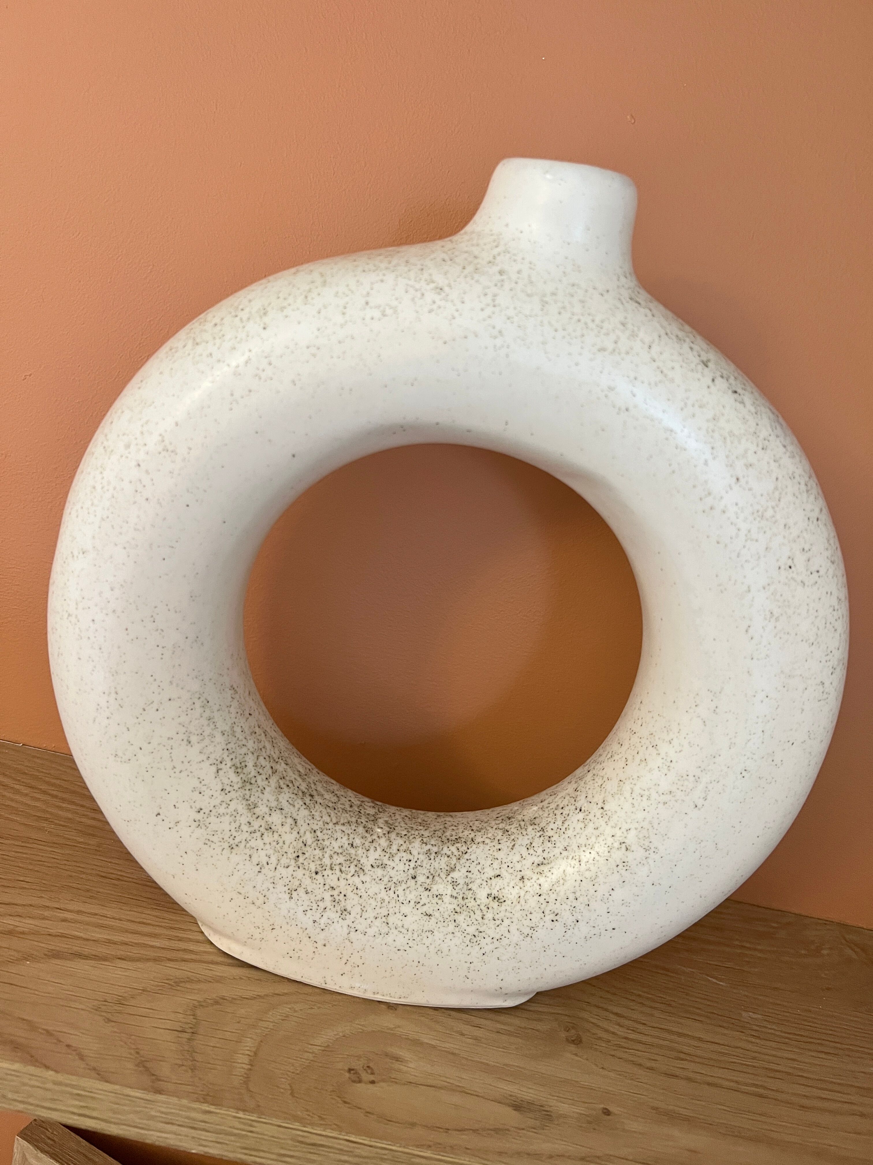Round vase