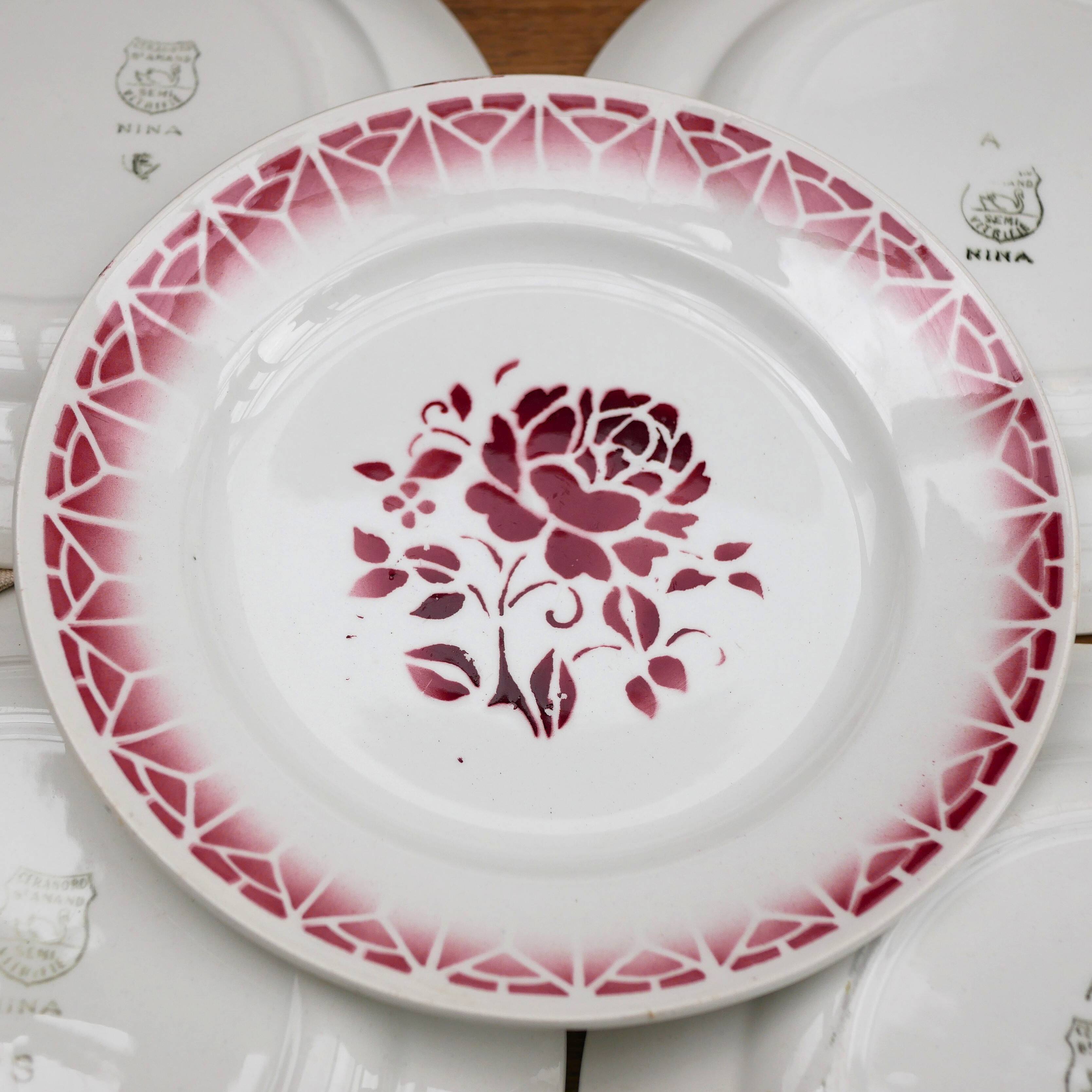 Ensemble de 6 assiettes Art Déco St Amand en grès rouge, motif "Nina"