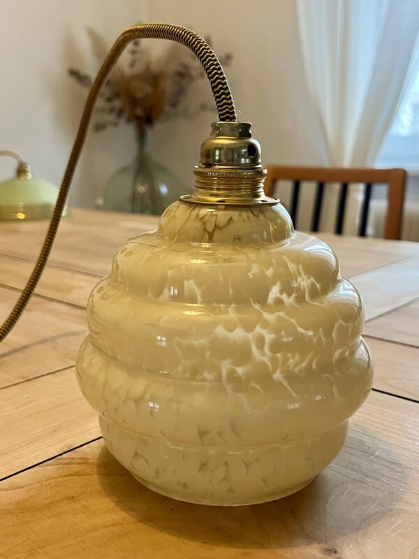 Suspension vintage ''Ruche'' en verre moucheté ambré – Années 70