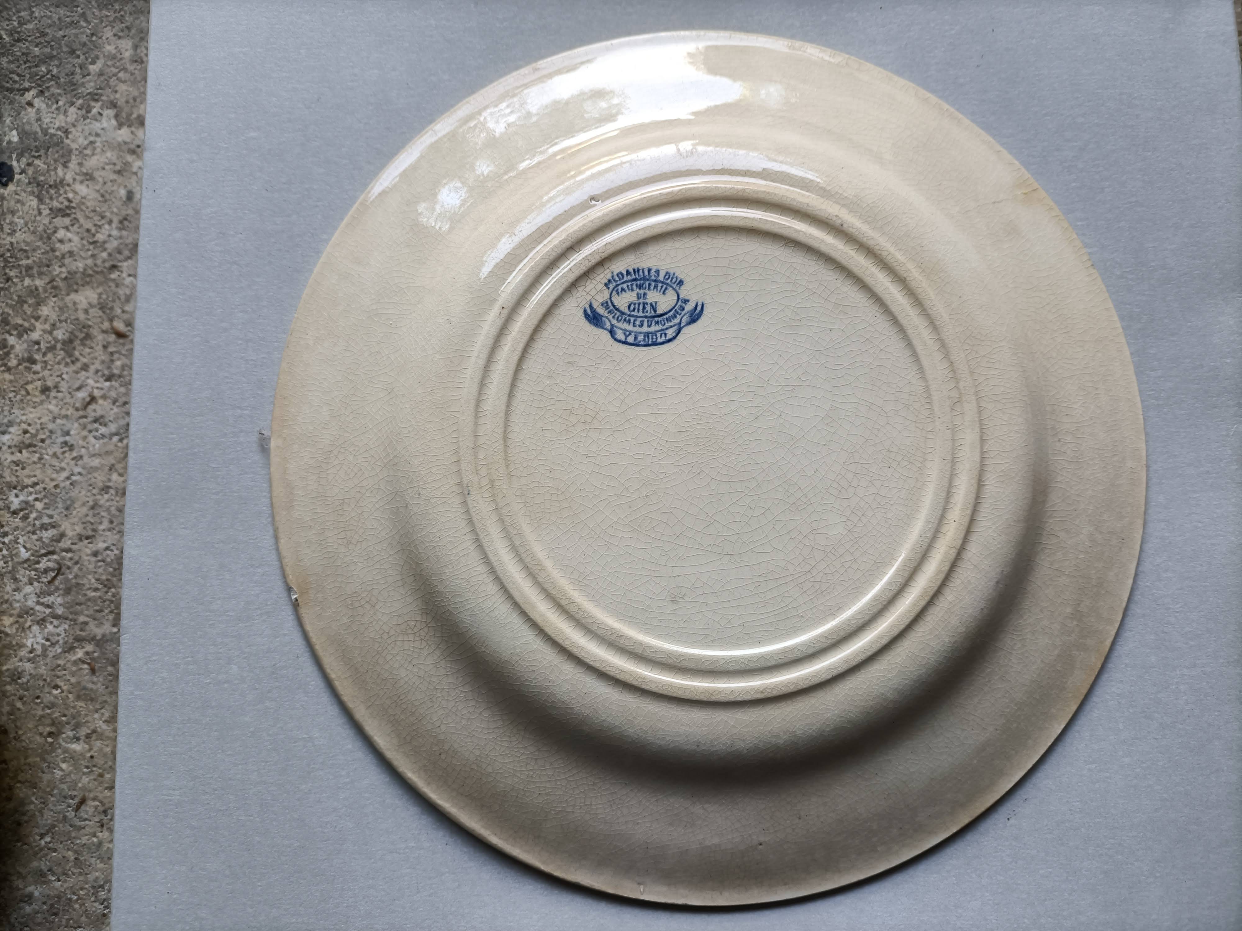 Assiette XIX° en Gien à motifs végétaux asiatiques
