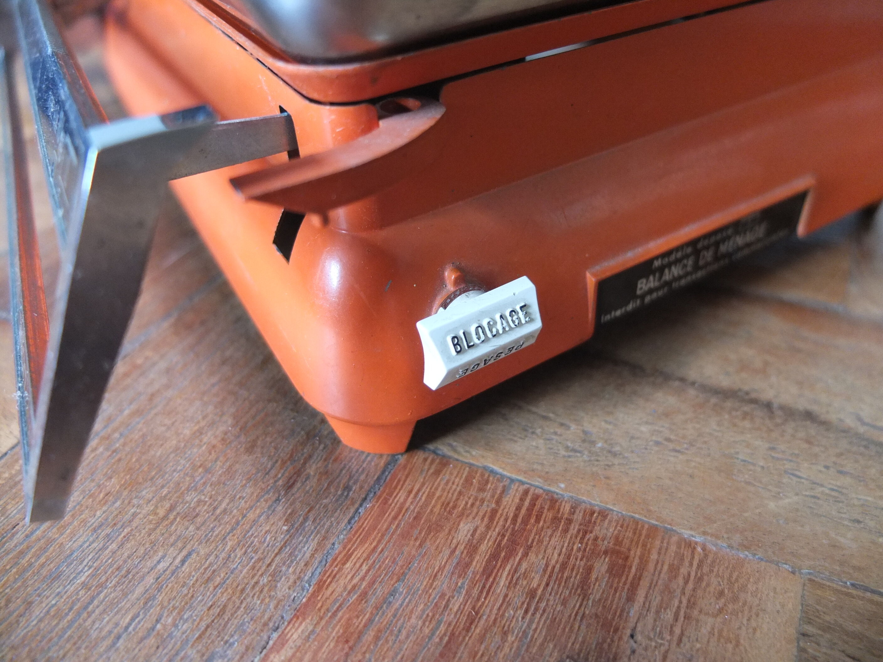 Old orange Teraillon scale