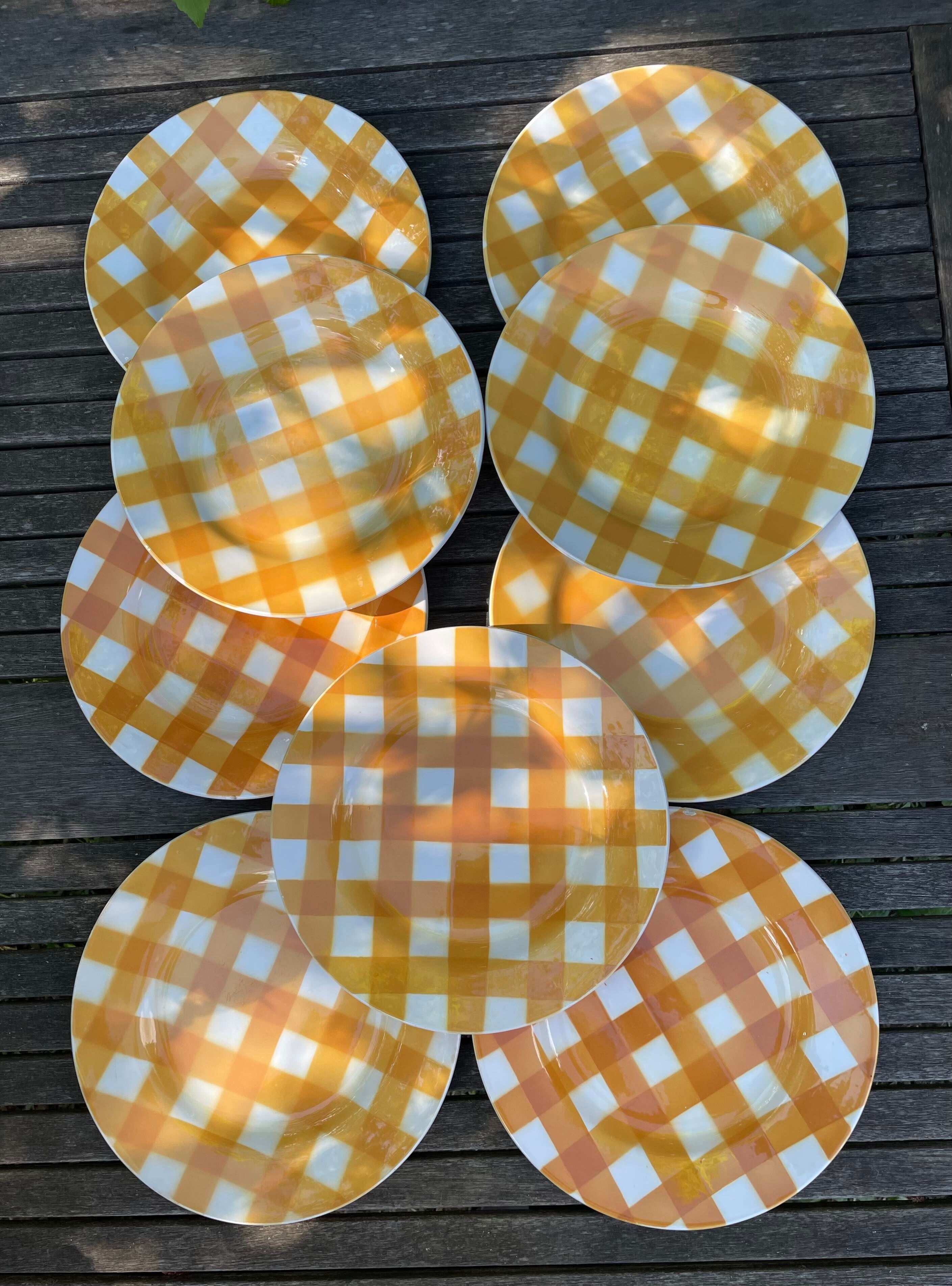 Set of nine flat ceramic plates yellow Scottish decoration in yellow/orange gridded ceramic